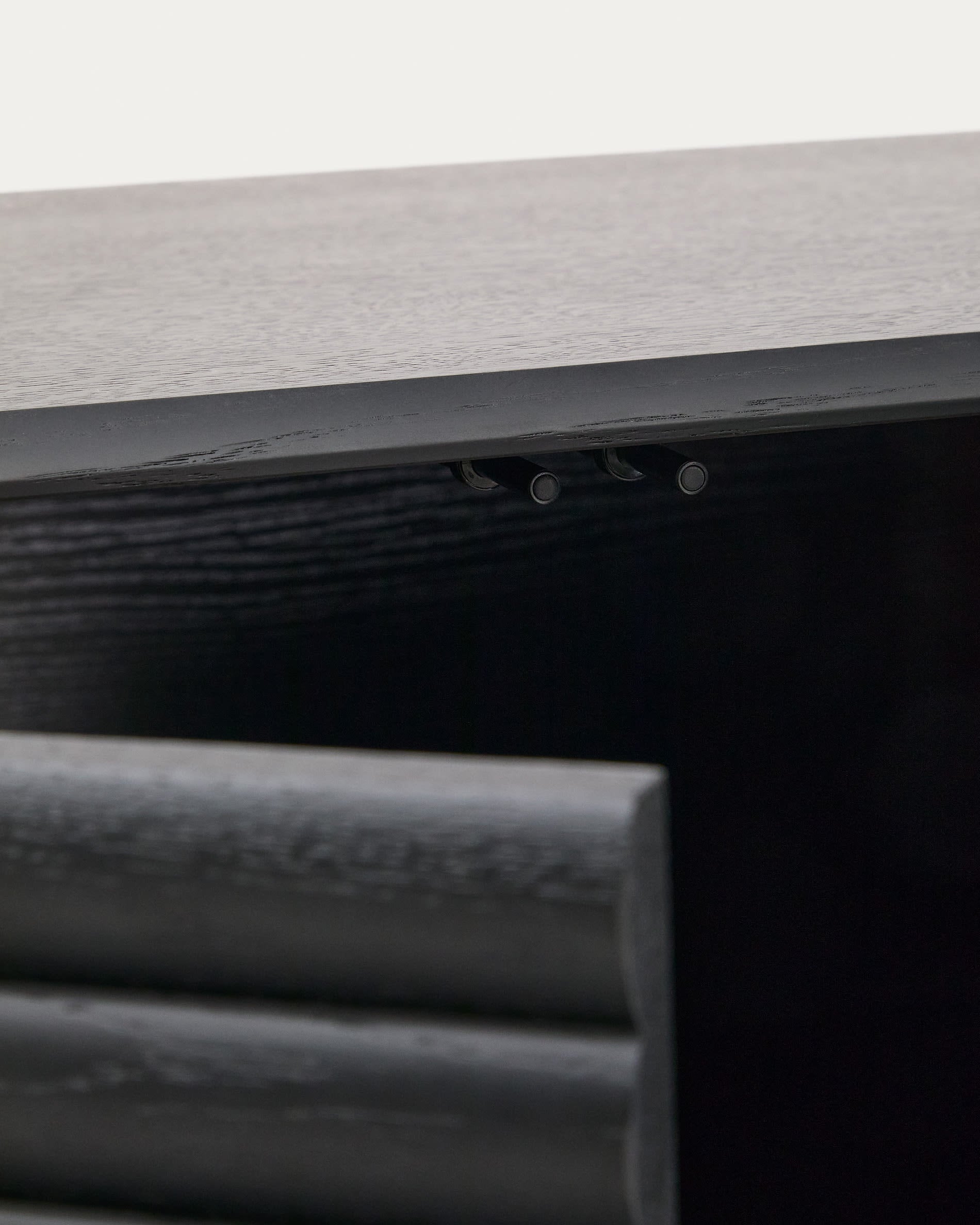 Elegantes Highboard Lenon aus massiver Eiche, 200x86cm, mit 3 Türen und 3 Schubladen. Perfekte Kombination aus Funktionalität und Nachhaltigkeit.