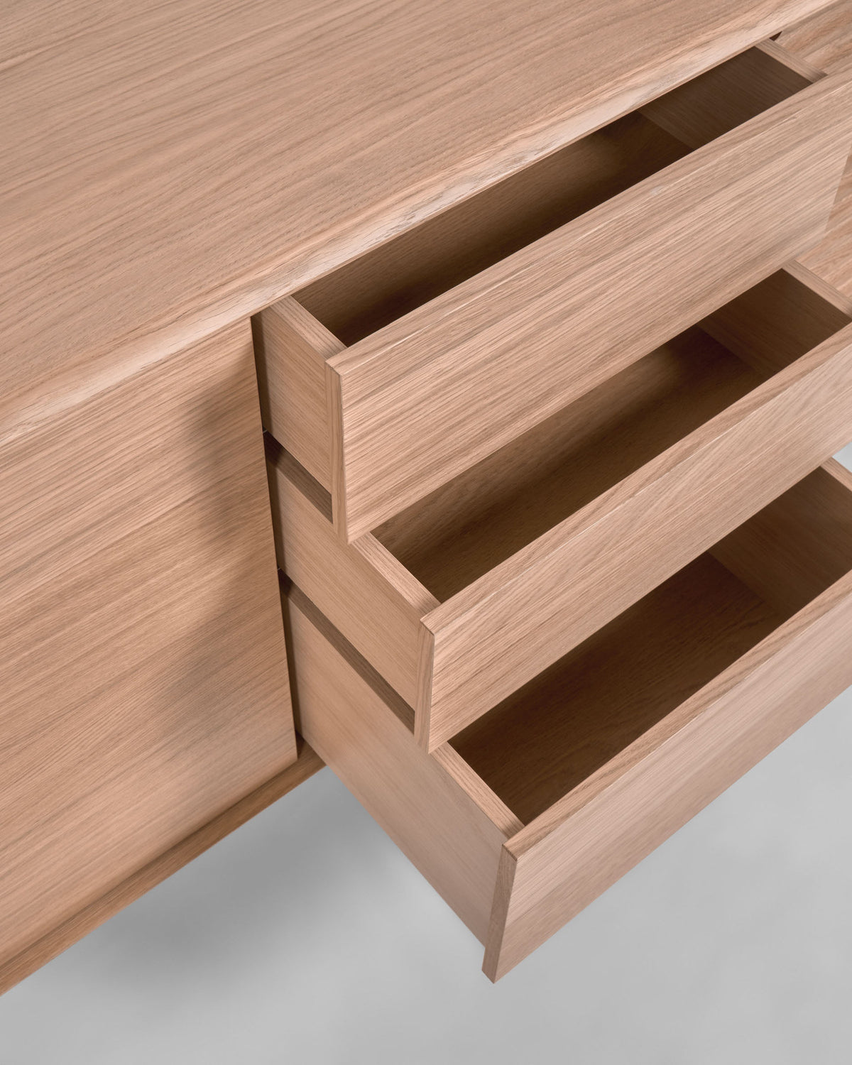 Lenon Sideboard 3 Türen 3 Schubladen Eichenholz und -furnier 200 x 86 cm FSC MIX Credit in Natur präsentiert im Onlineshop von KAQTU Design AG. Sideboard ist von Kave Home
