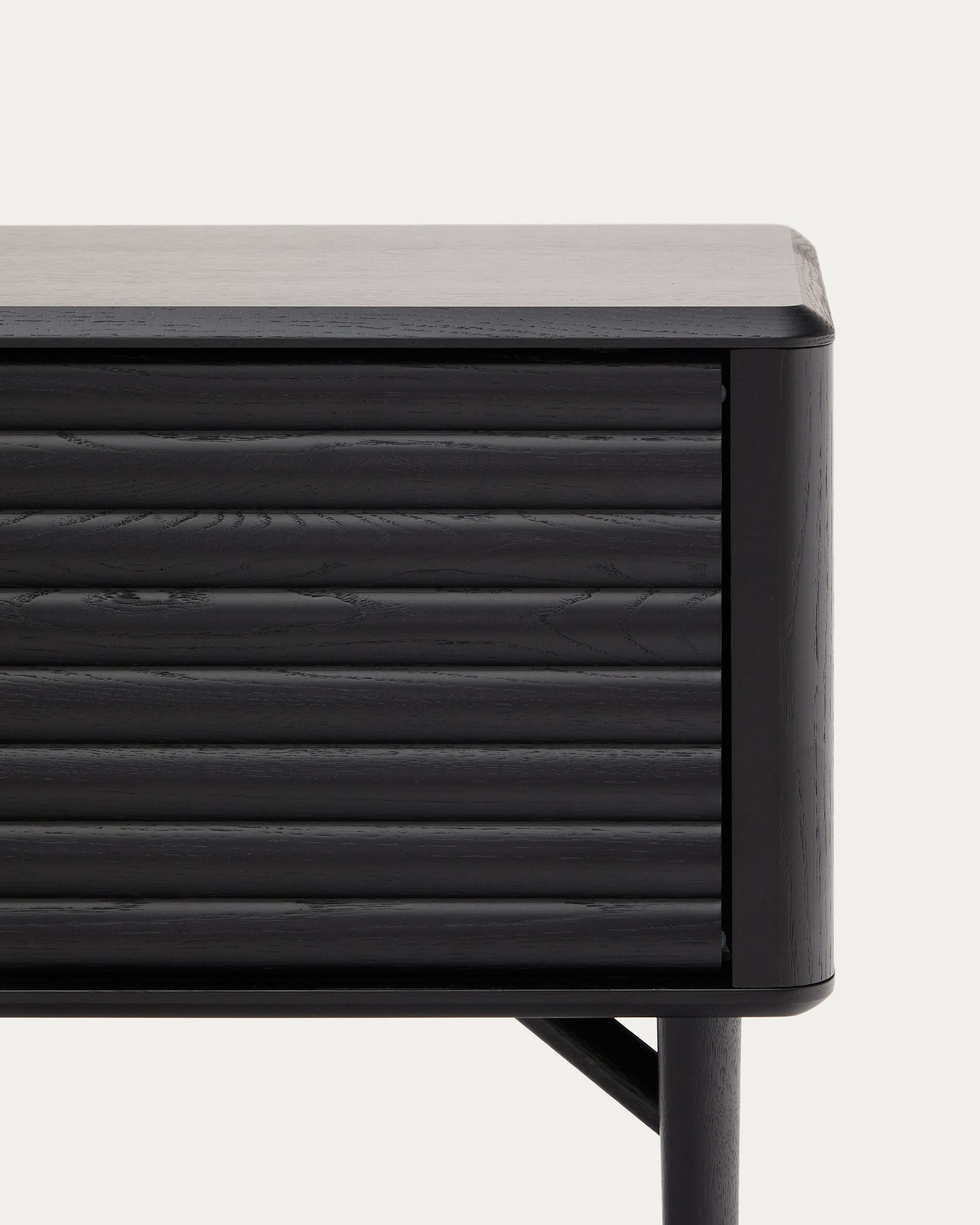 Entdecken Sie das TV-Möbel Lenon: 200x57 cm, aus edlem Massivholz und Eichenfurnier. Stilvolles Design, nachhaltige Materialien und großzügiger Stauraum.