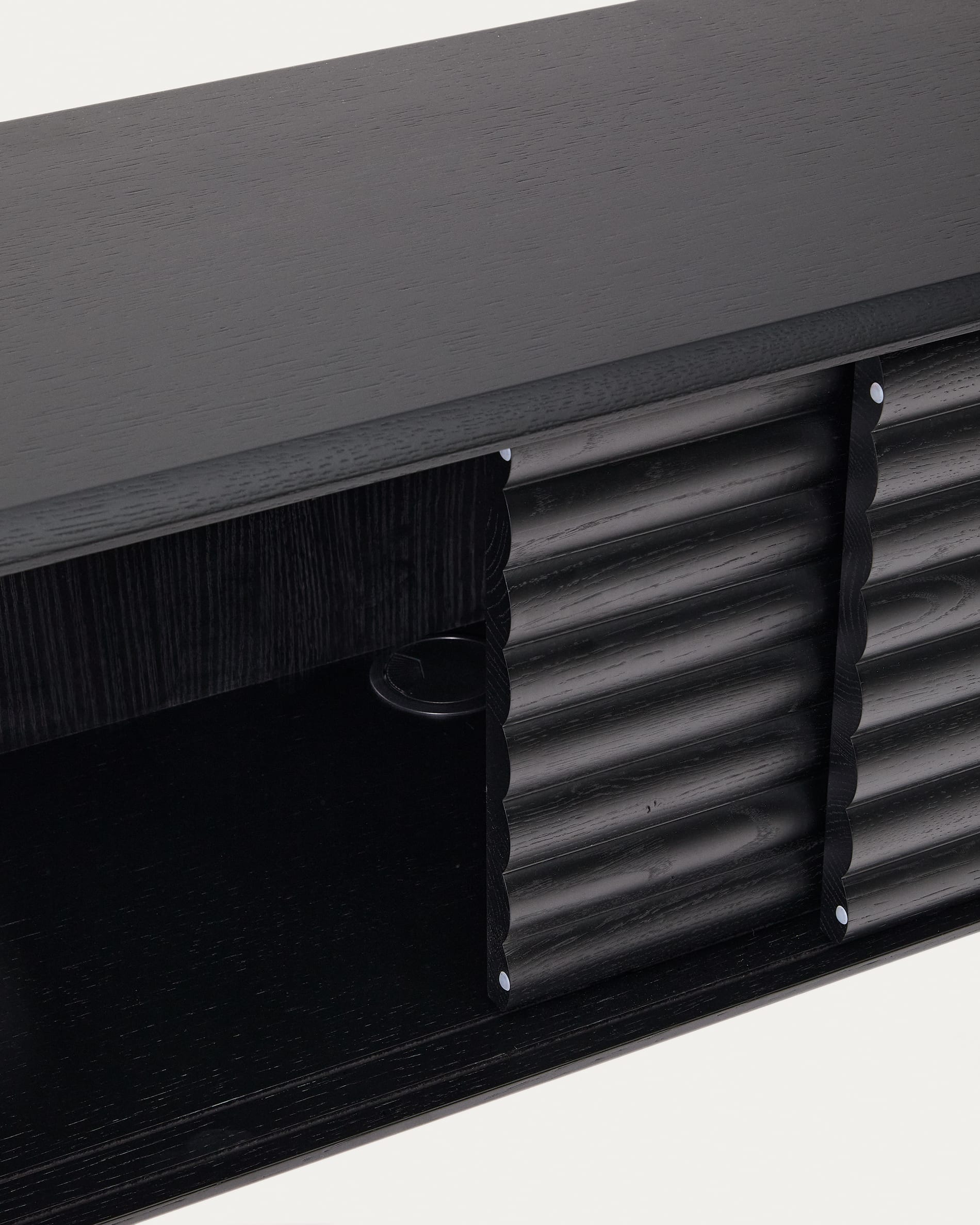 Erleben Sie das TV-Möbel Lenon: 200x57 cm, gefertigt aus hochwertigem Massivholz und Eichenfurnier. Elegantes Design, umweltfreundlich und praktisch.