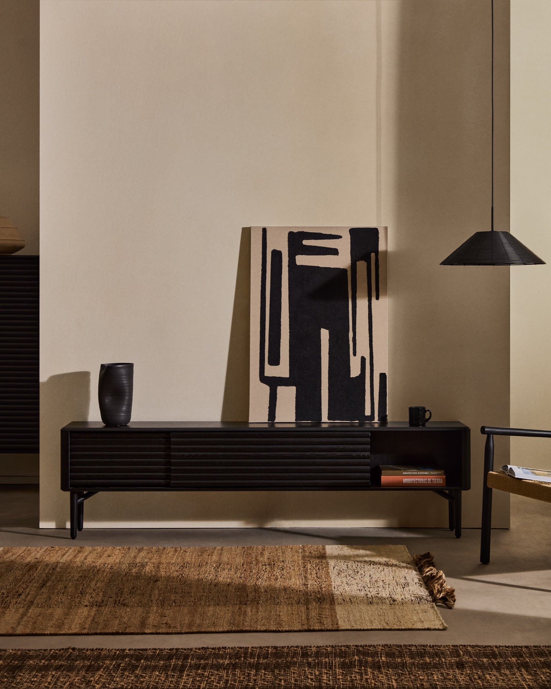 Stilvolles TV-Möbel Lenon, 200x57 cm, aus FSC-zertifiziertem Massivholz und Eichenfurnier. Ideal für elegantes Wohnen mit viel Stauraum.