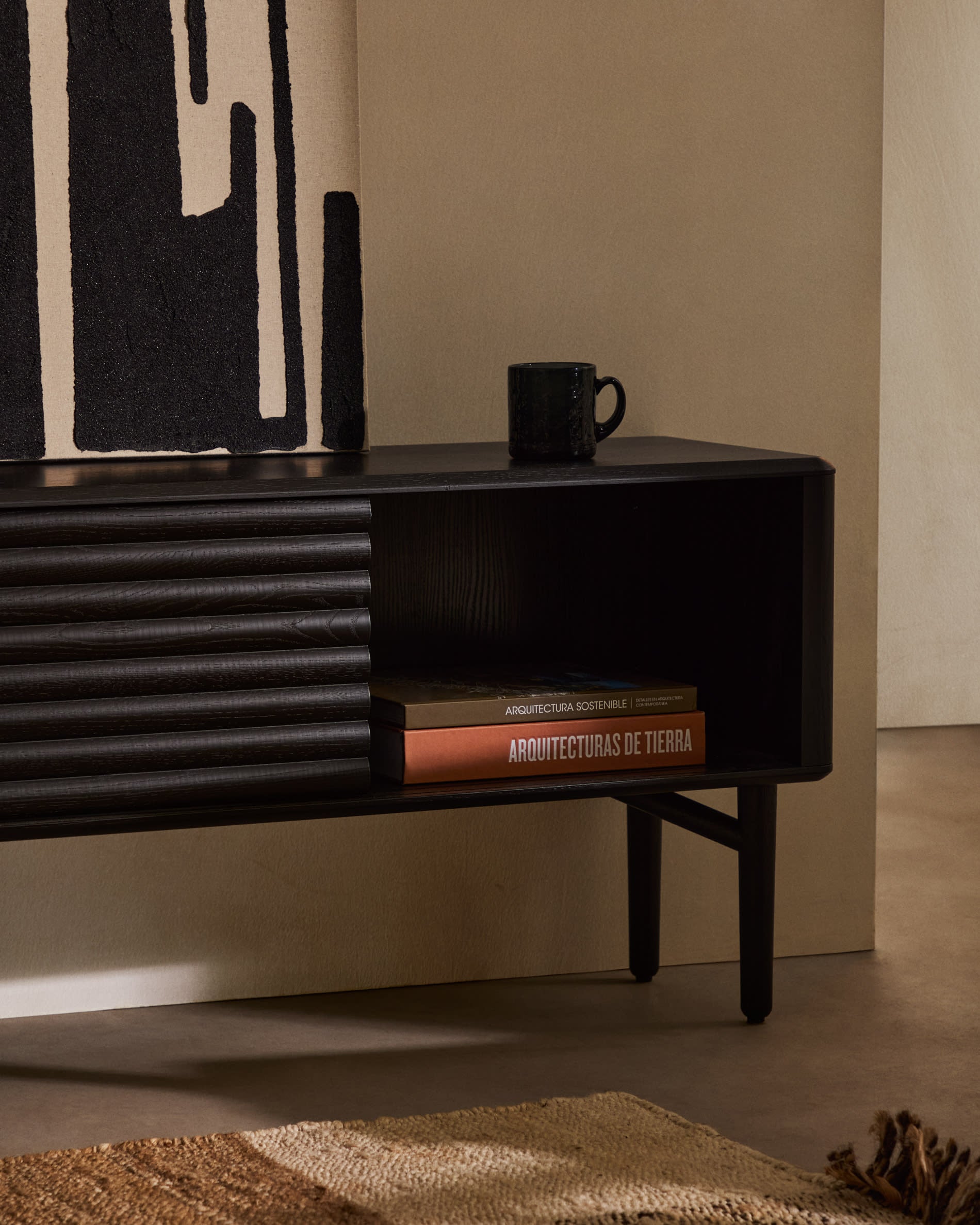 Entdecken Sie das TV-Möbel Lenon: 200x57 cm, aus hochwertigem Massivholz und Eichenfurnier. Perfekt für stilvolle Wohnräume mit großzügigem Stauraum.