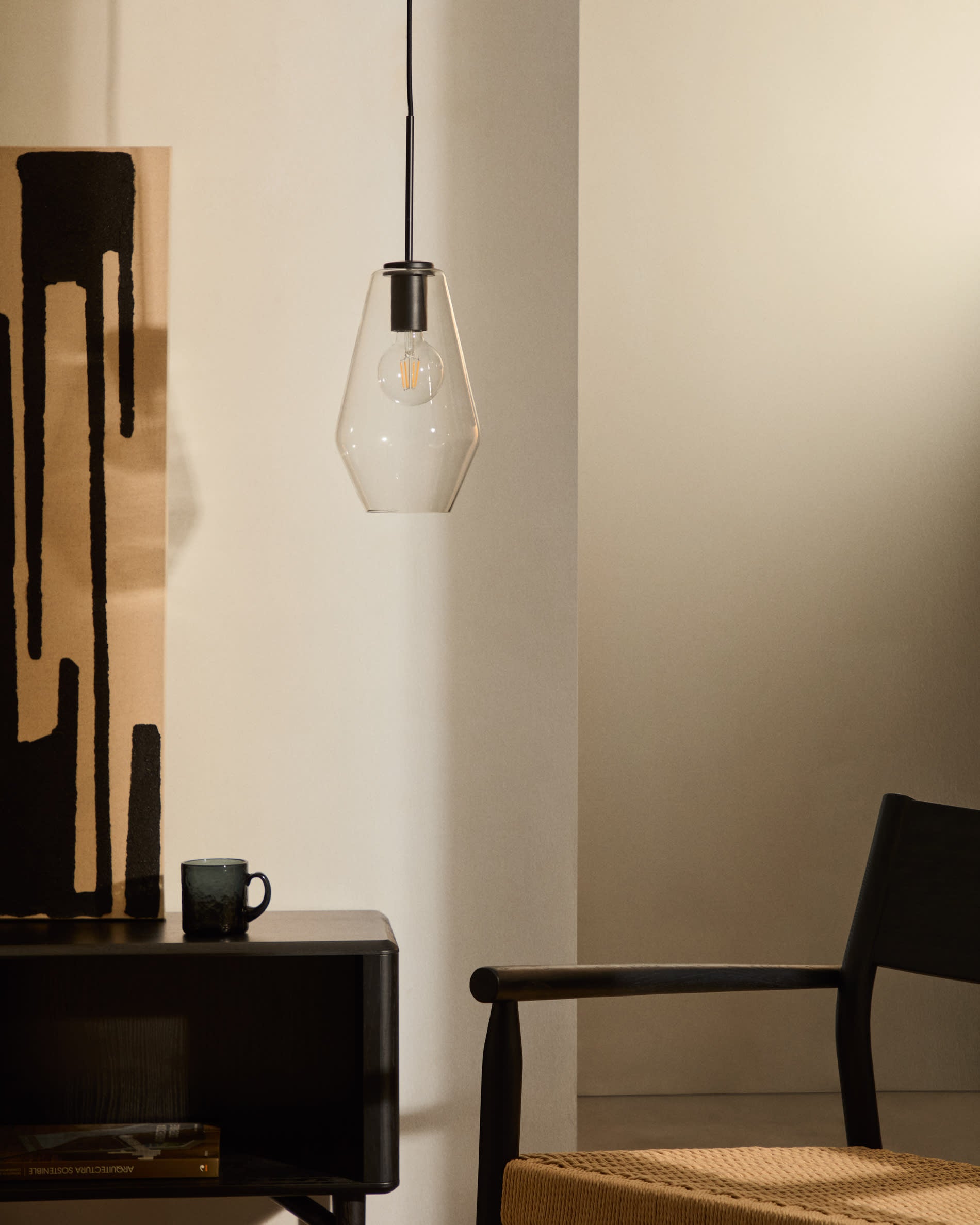 Erleben Sie das TV-Möbel Lenon: 200x57 cm, aus edlem Massivholz und schwarzem Eichenfurnier. Ideal für elegantes Wohnen mit viel Stauraum.