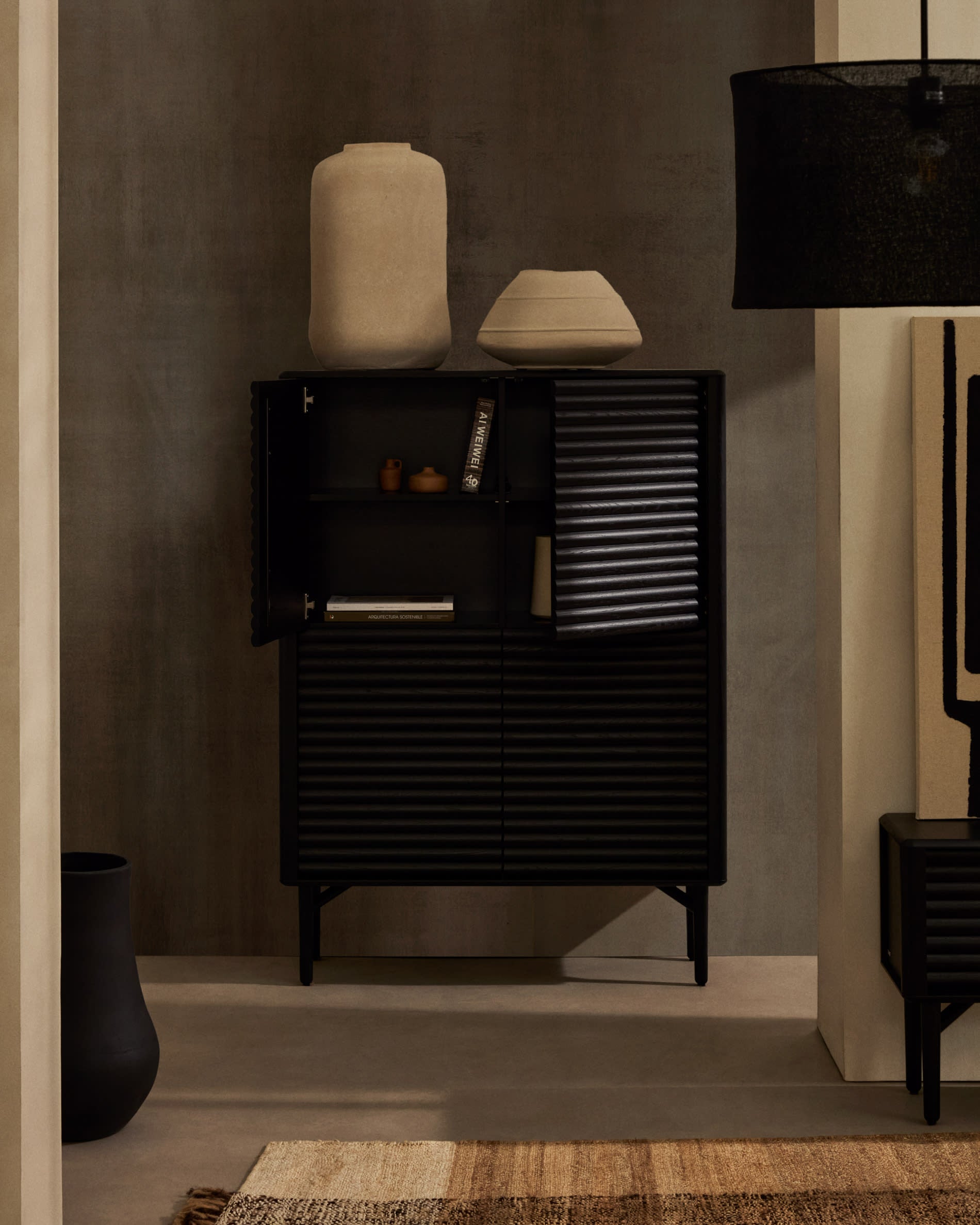 Stilvolles TV-Möbel aus FSC-zertifiziertem Holz, schwarz, 200x57 cm, mit 2 Türen, Massivholz und Eichenfurnier, von Kave Home.