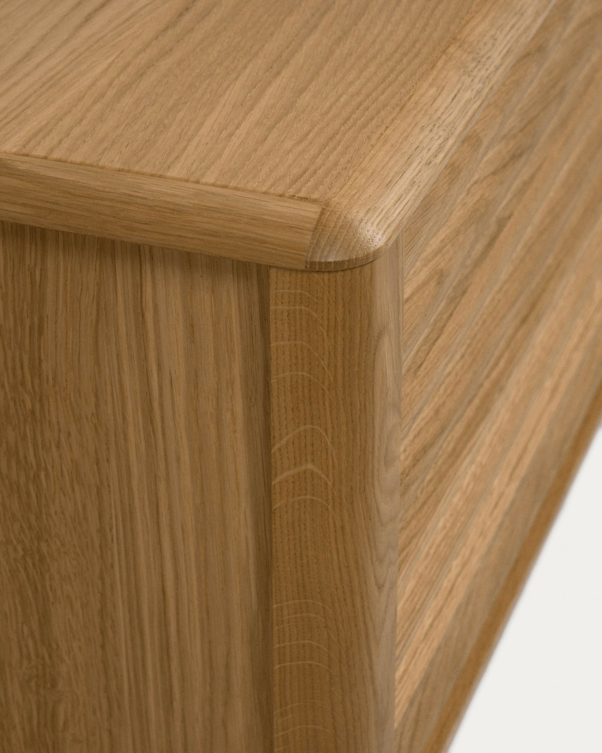 Lenon TV-Schrank 2 Türen aus massiver Eiche und Furnier 200 x 57 cm FSC MIX Credit in Natur präsentiert im Onlineshop von KAQTU Design AG. TV-Möbel ist von Kave Home