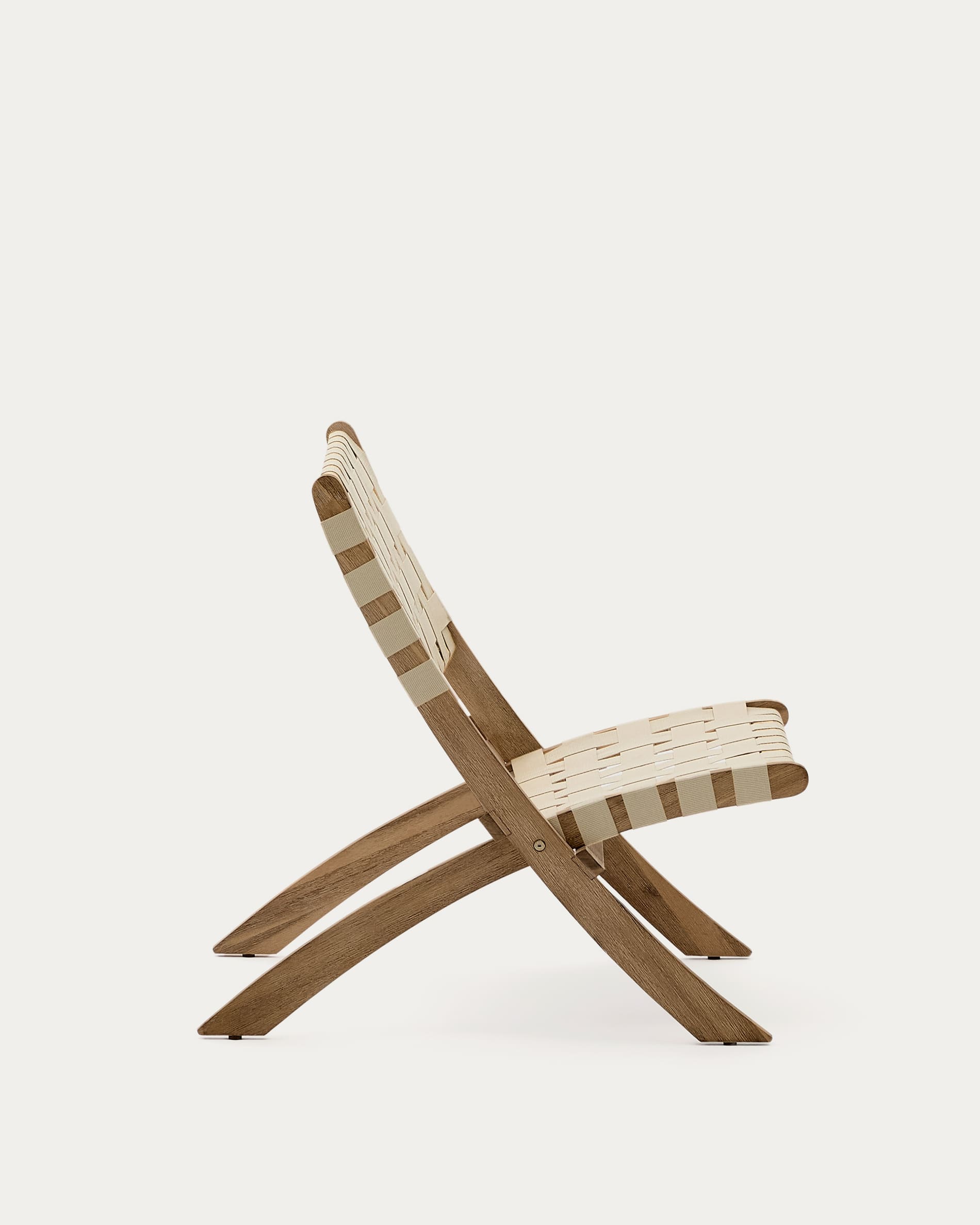 Eleganter Klappsessel aus Akazienholz mit cremefarbenem Seilgeflecht, FSC-zertifiziert, ideal für stilvolle Entspannung.
