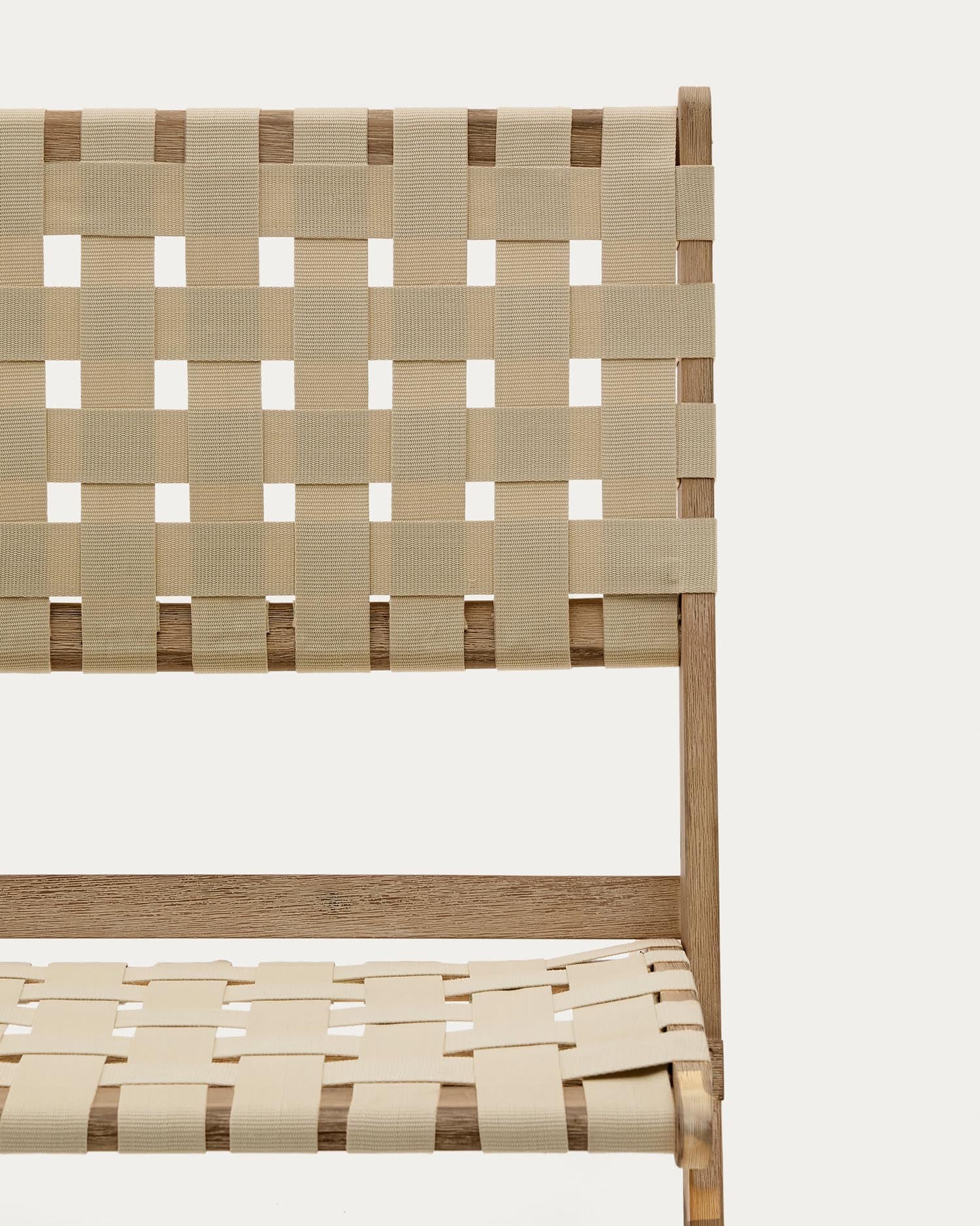 Stilvoller Klappsessel aus massivem Akazienholz und cremefarbenem Seil, perfekt für entspannte Momente im Freien.