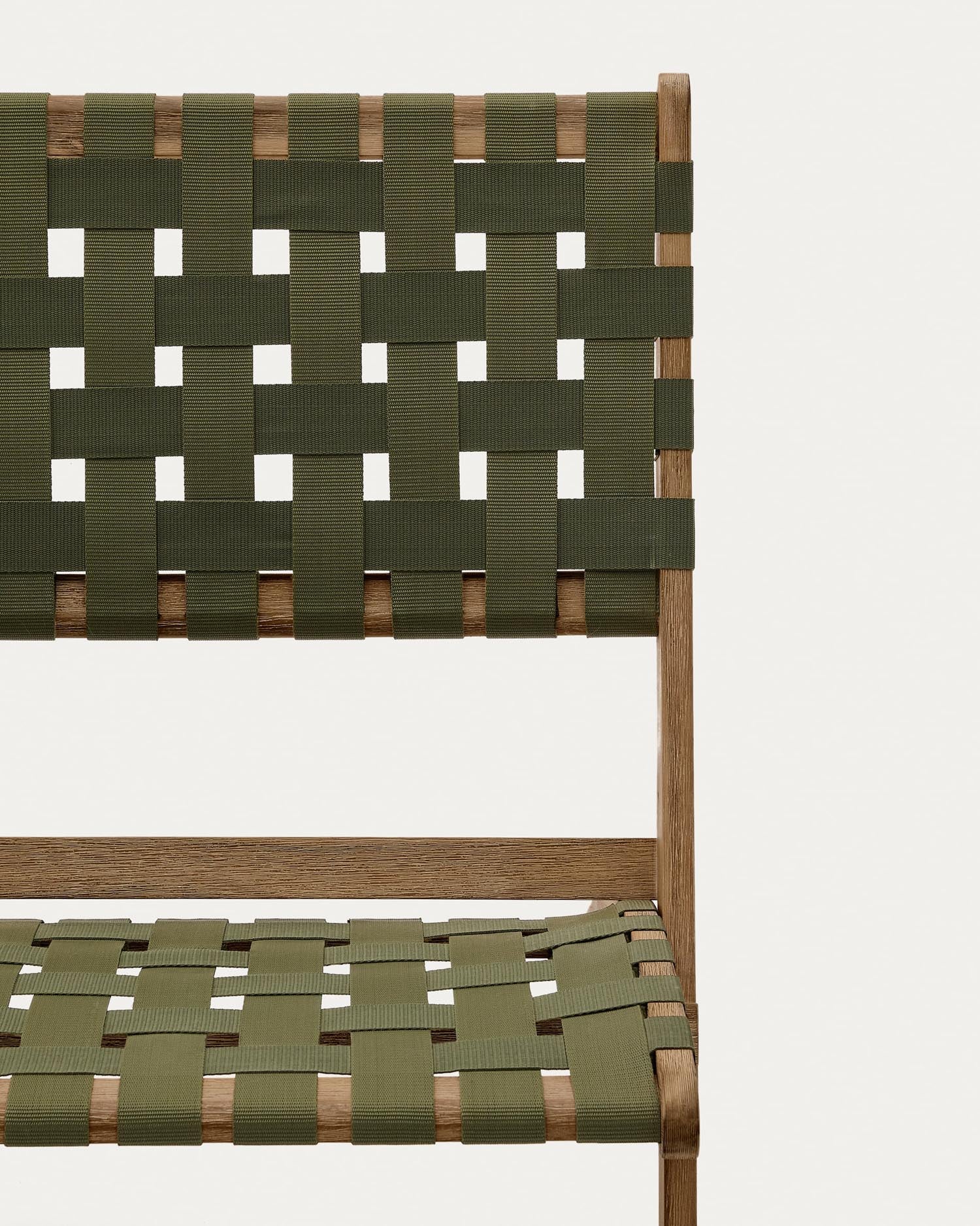 Chabeli Klappsessel aus robustem Akazienholz und modernem grünem Seil, perfekt für nachhaltige Entspannung im Freien.