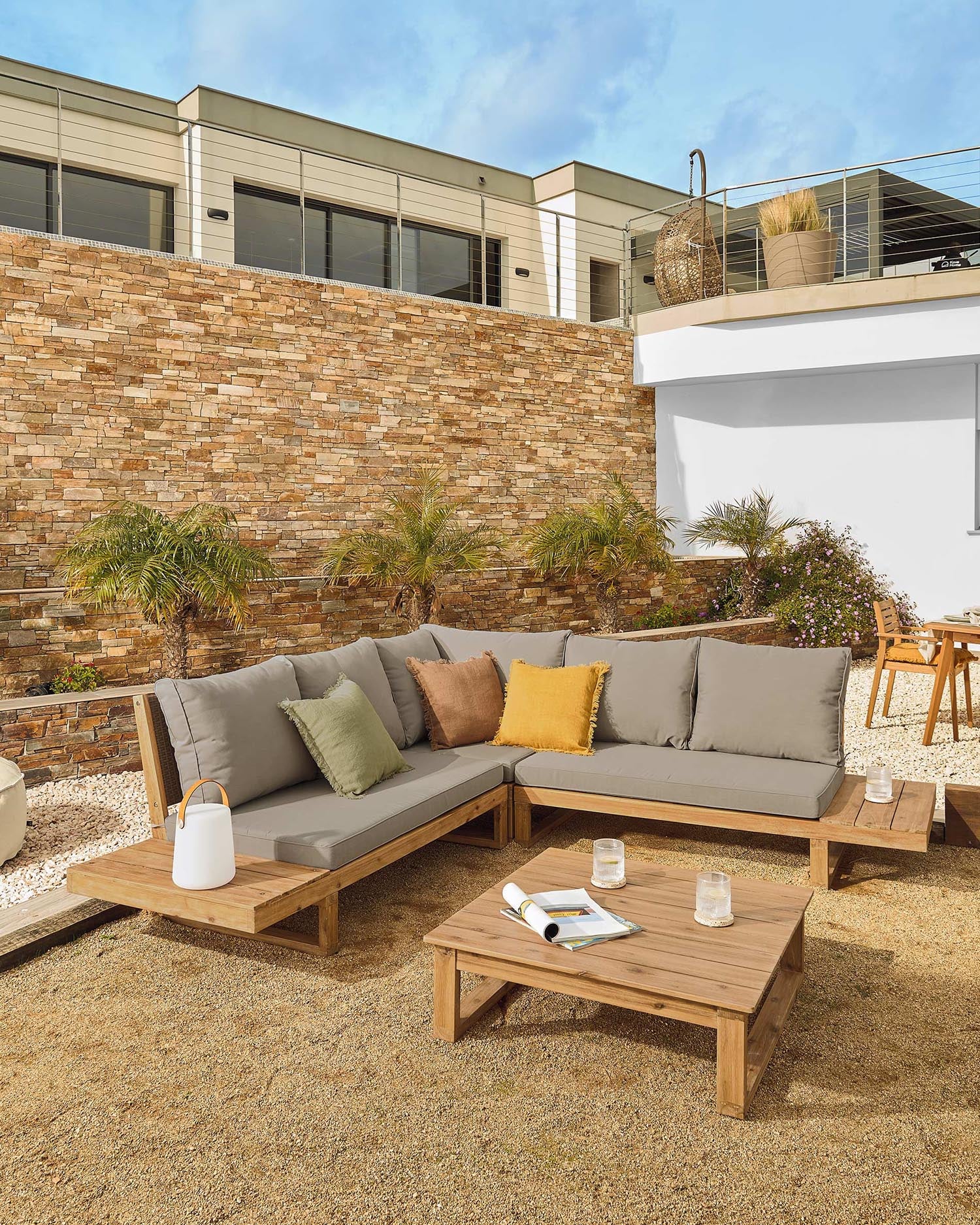 Entdecken Sie das Flaviina 5-Sitzer Ecksofa und Tisch aus massivem Akazienholz – die stilvolle, nachhaltige Lounge-Lösung für Ihren Garten.