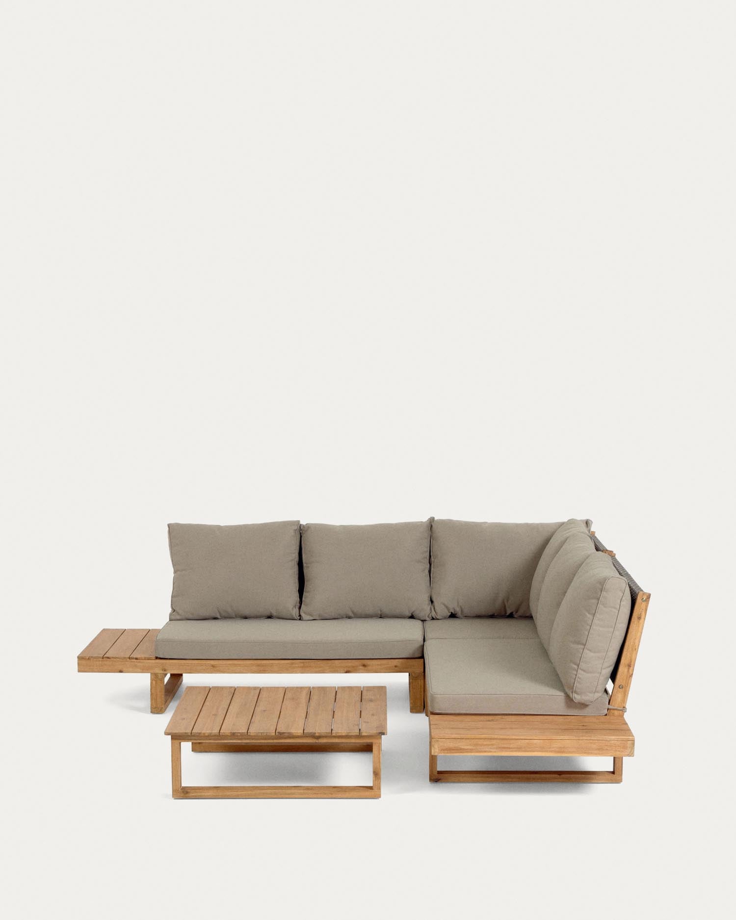 Set Flaviina: 5-Sitzer Ecksofa und Tisch aus FSC-zertifiziertem Akazienholz, modern und nachhaltig, ideal für stilvolle Räume.