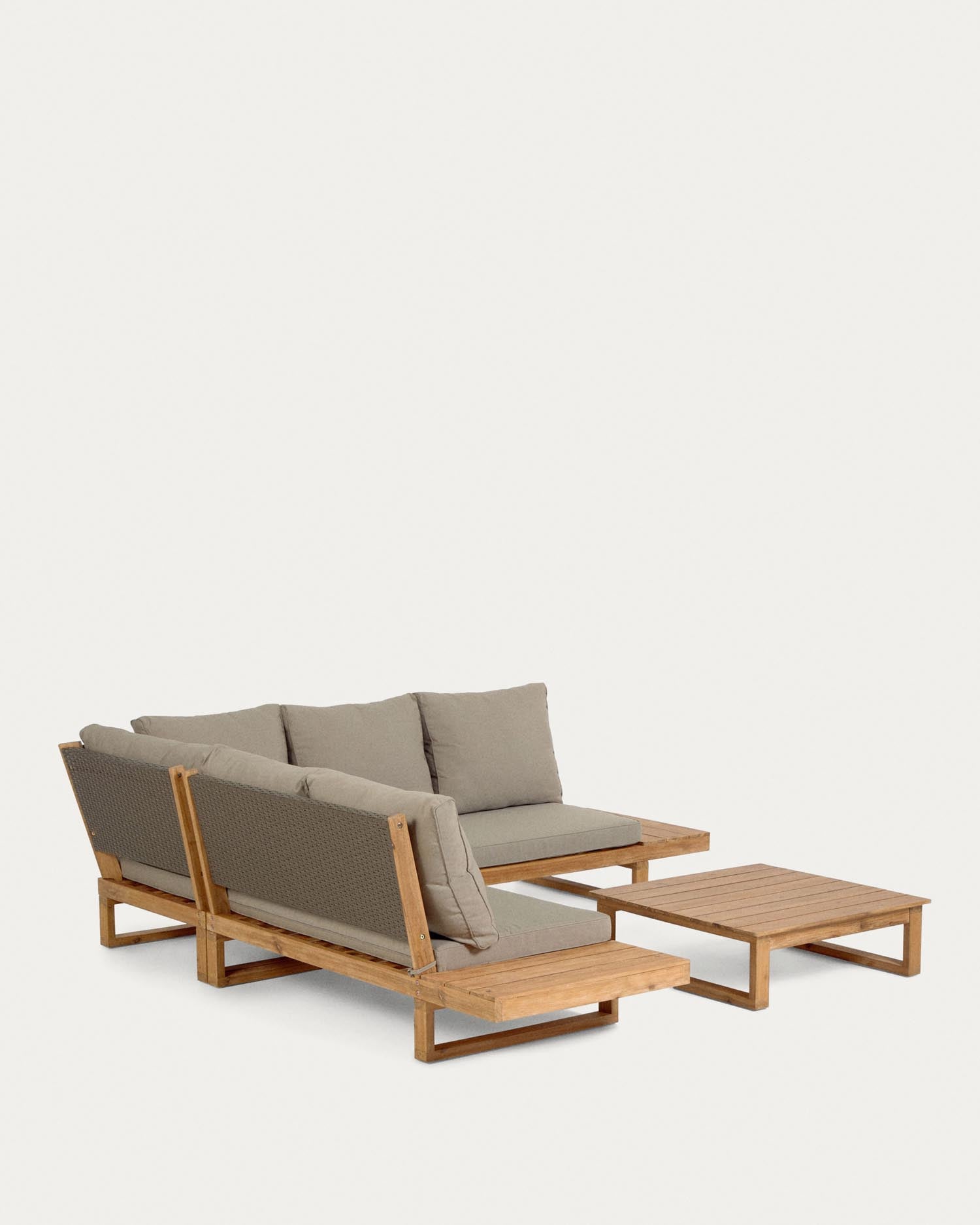 Set Flaviina: 5-Sitzer Ecksofa und Tisch aus FSC-zertifiziertem Akazienholz, modern, nachhaltig und ideal für stilvolle Räume.