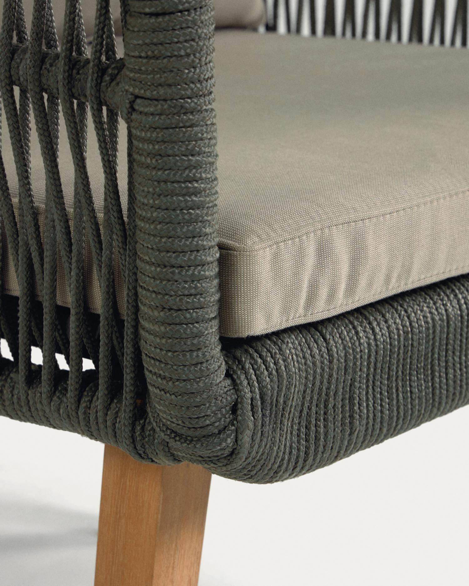 Stilvolles Inti-Set: 2-Sitzer Sofa und 2 Stühle mit grünem Seil, robustem Aluminium und FSC-zertifiziertem Holz. Perfekt für Garten und Lounge.