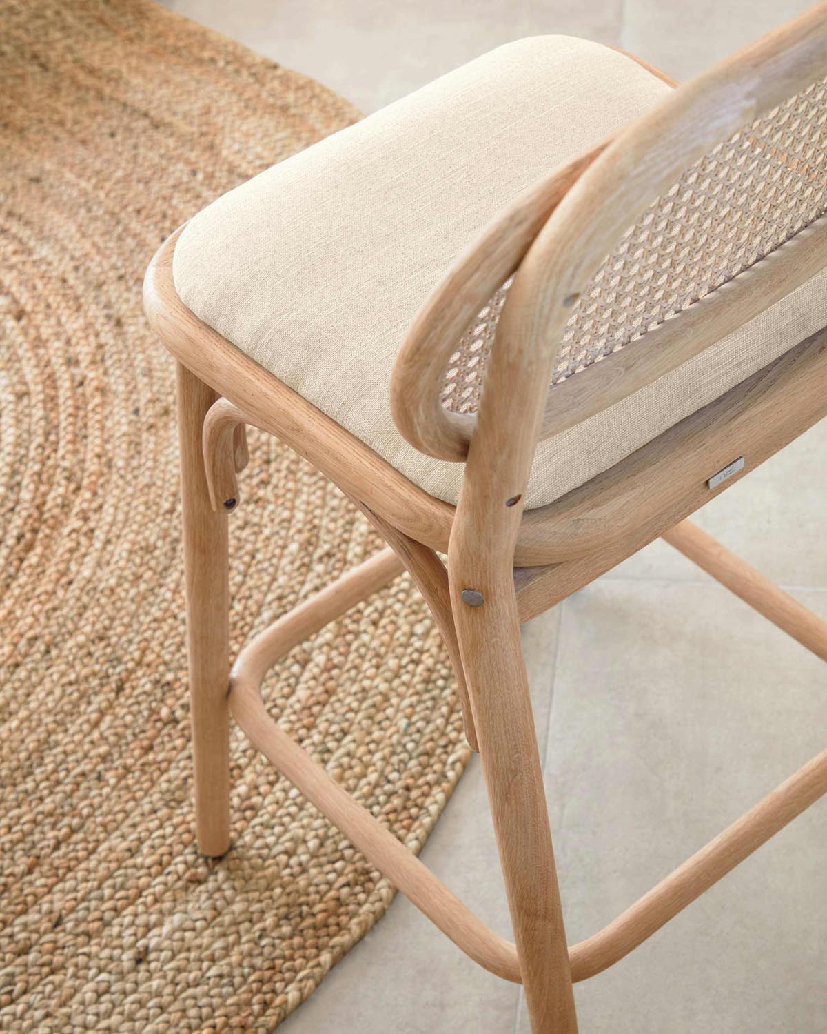 Doriane Hocker: Natur-Eiche, 65 cm, gepolstert, FSC-zertifiziert.