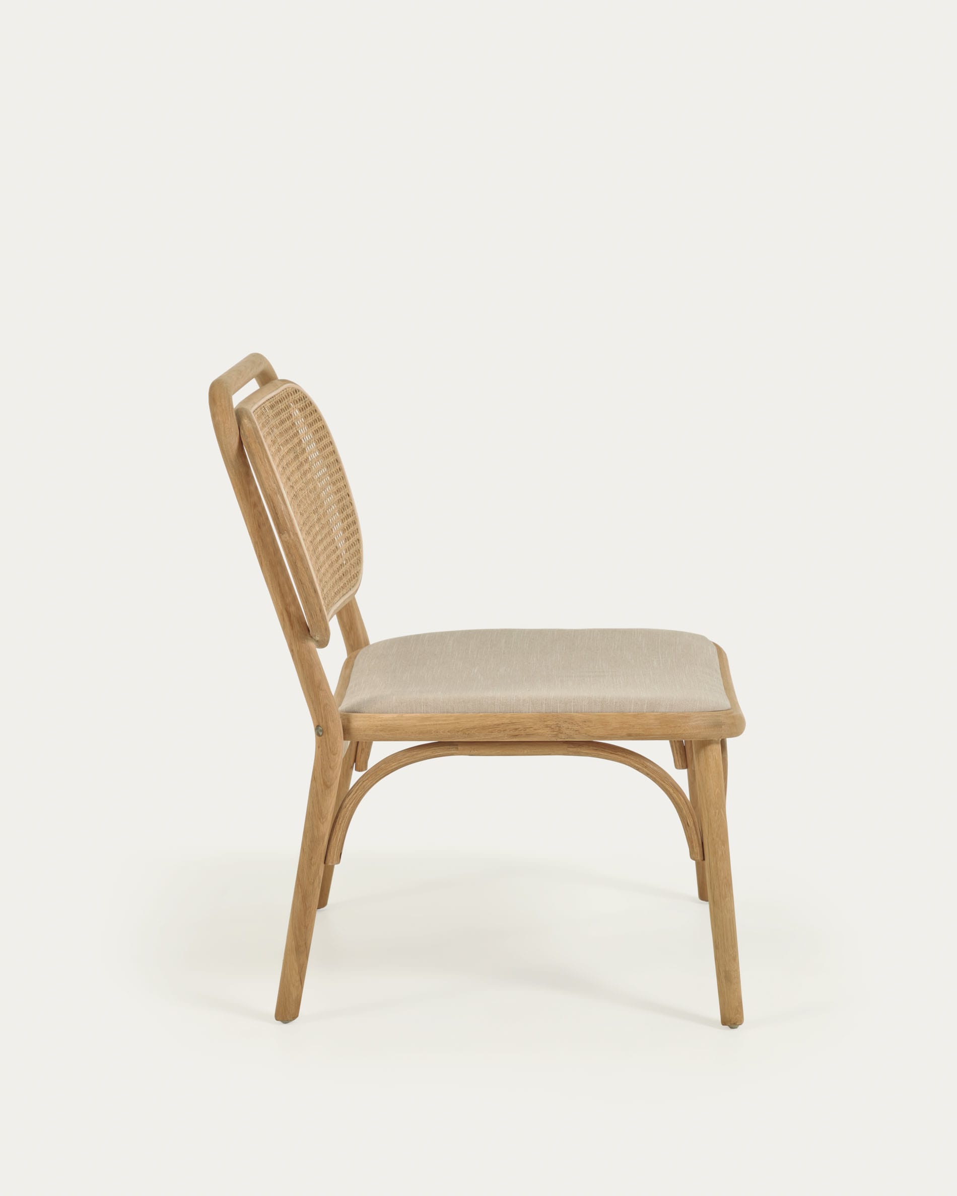 Eleganter Doriane Sessel aus massiver Eiche mit natürlichem Finish und komfortablem, wasserabweisendem Sitz – perfekt für nachhaltige Wohnkonzepte.