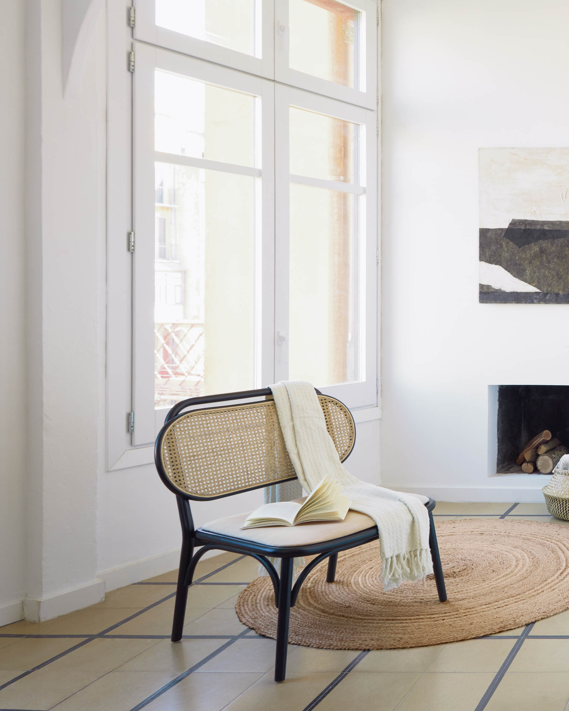 Stilvoller Doriane Sessel aus massiver Ulme mit schwarzem Finish und gepolstertem Sitz, perfekt für moderne Wohnräume.