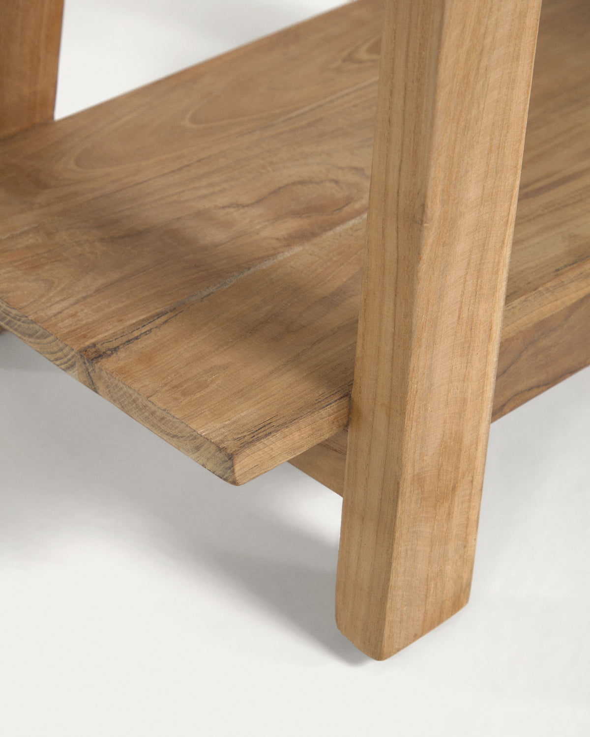 Safara Fusshocker aus massivem recyceltem Teakholz 50 x 32 cm in Natur präsentiert im Onlineshop von KAQTU Design AG. Hocker ist von Kave Home
