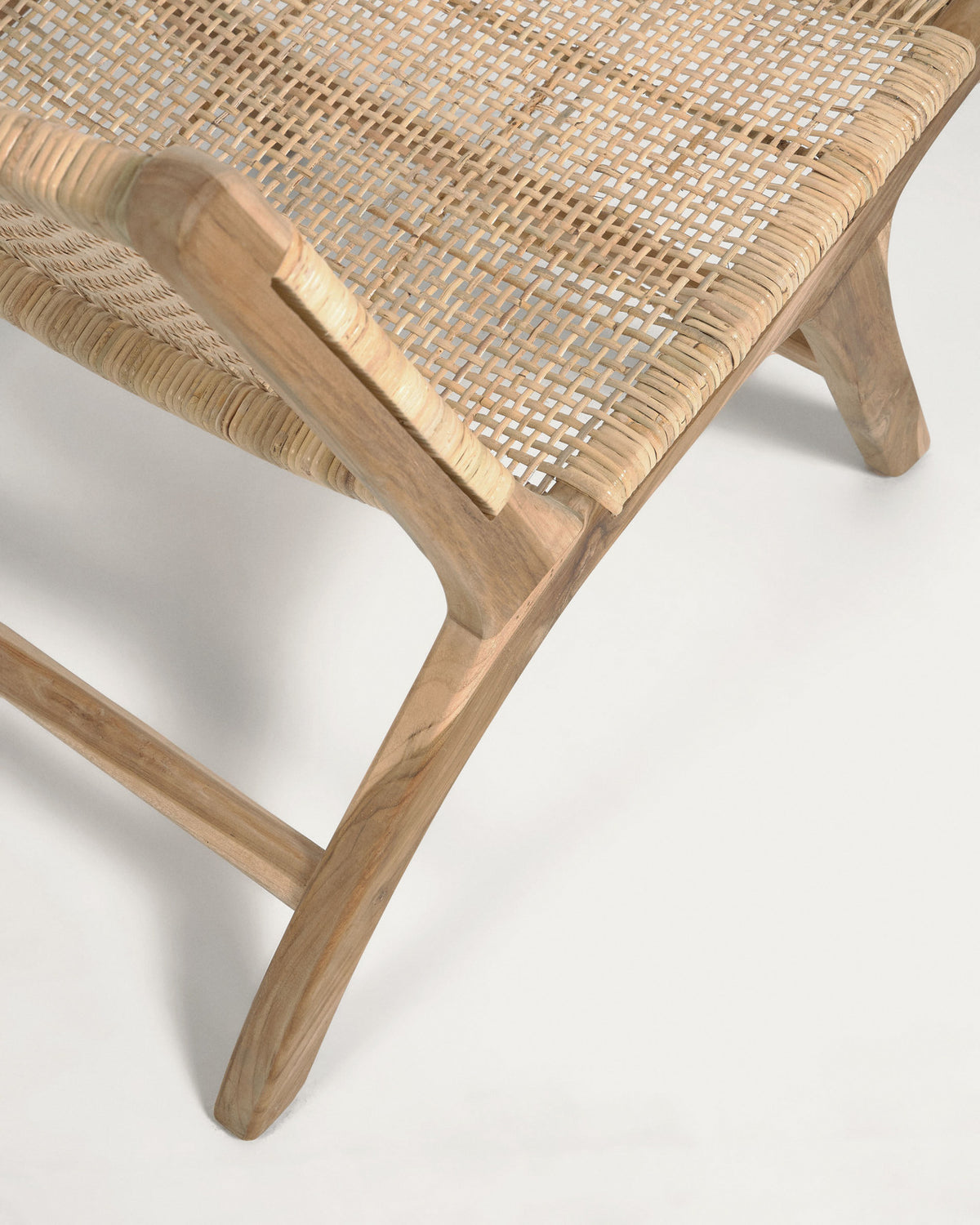 Beida Sessel aus massivem Teakholz in Natur präsentiert im Onlineshop von KAQTU Design AG. Sessel ist von Kave Home