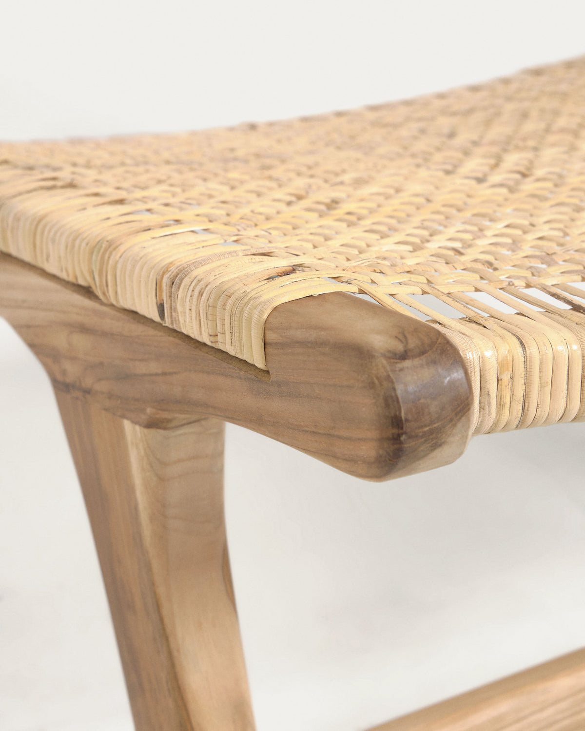 Beida Sessel aus massivem Teakholz in Natur präsentiert im Onlineshop von KAQTU Design AG. Sessel ist von Kave Home