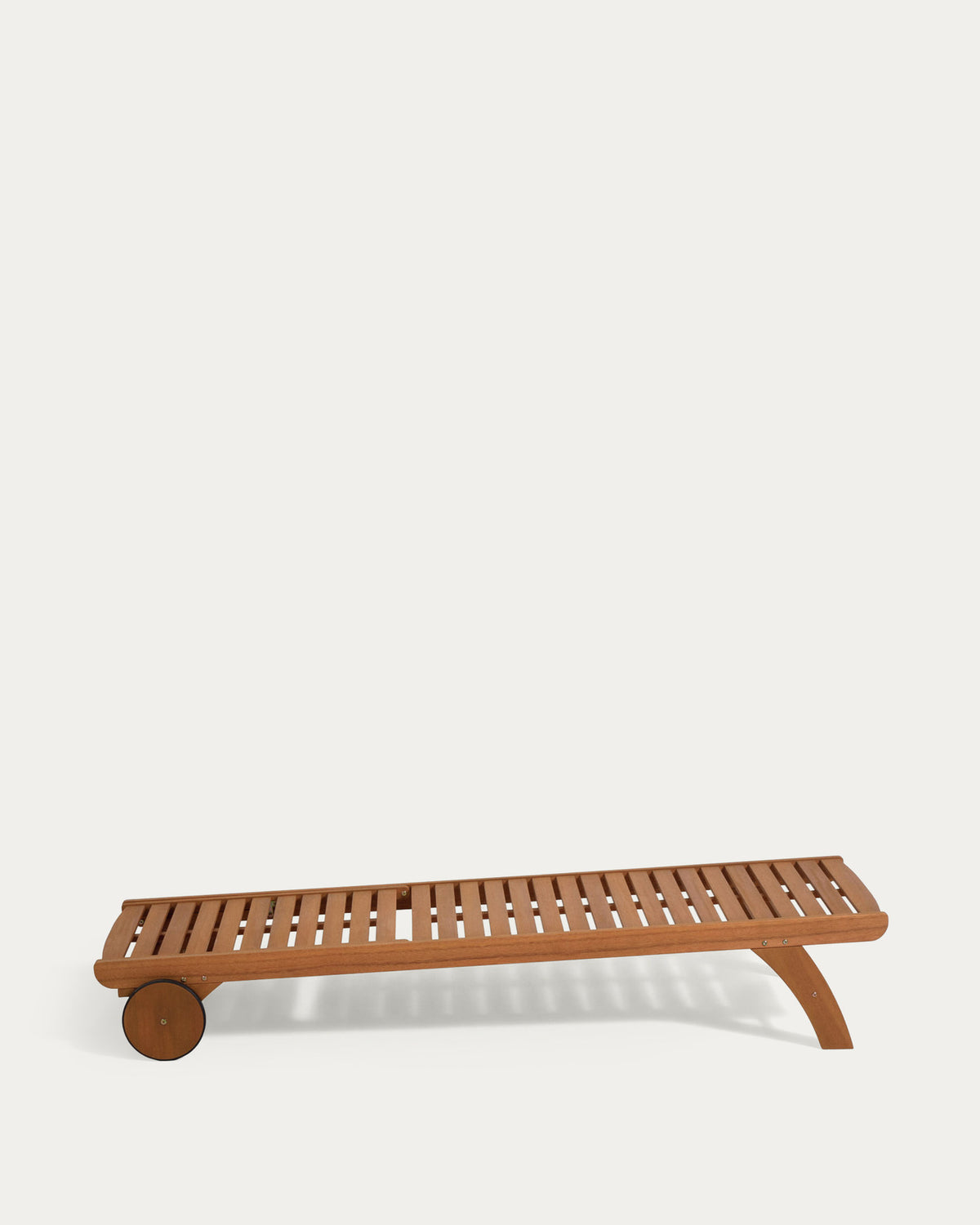 Beila Sonnenliege aus massivem Eukalyptusholz FSC 100% in Natur präsentiert im Onlineshop von KAQTU Design AG. Liegestuhl ist von Kave Home