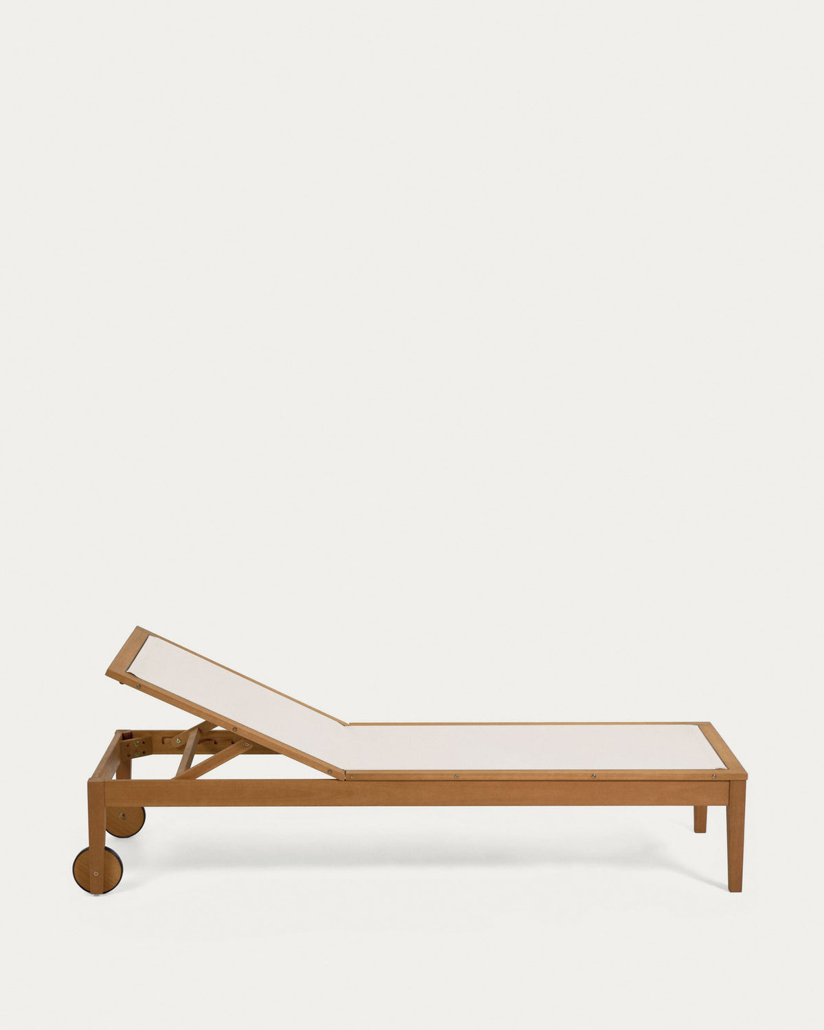 Caterin verstellbare Sonnenliege aus massivem Eukalyptusholz FSC 100% in beige in Beige präsentiert im Onlineshop von KAQTU Design AG. Liegestuhl ist von Kave Home
