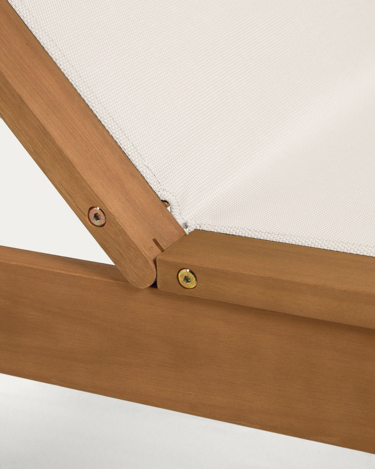 Caterin verstellbare Sonnenliege aus massivem Eukalyptusholz FSC 100% in beige in Beige präsentiert im Onlineshop von KAQTU Design AG. Liegestuhl ist von Kave Home