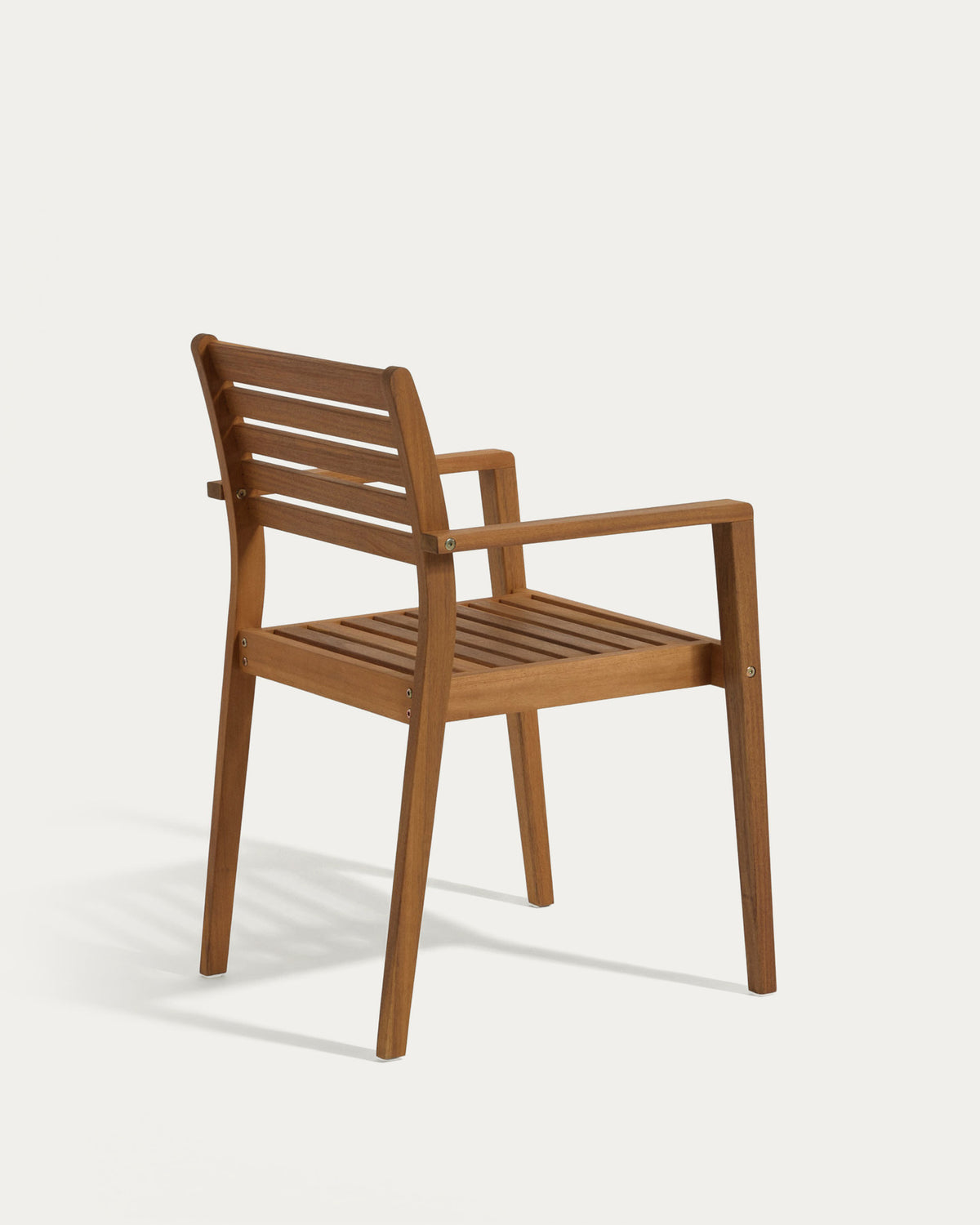 Stapelbarer Outdoor-Stuhl Hanzel aus massivem Akazienholz FSC 100% in Natur präsentiert im Onlineshop von KAQTU Design AG. Gartenstuhl mit Armlehnen ist von Kave Home
