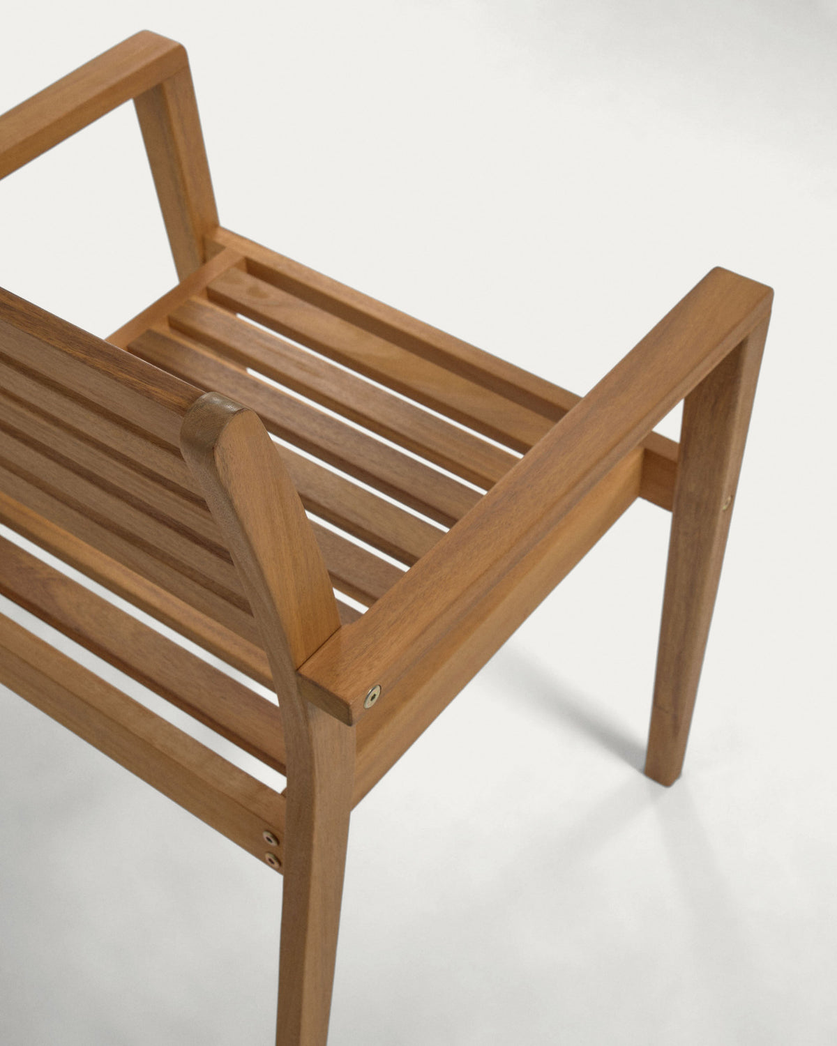 Stapelbarer Outdoor-Stuhl Hanzel aus massivem Akazienholz FSC 100% in Natur präsentiert im Onlineshop von KAQTU Design AG. Gartenstuhl mit Armlehnen ist von Kave Home