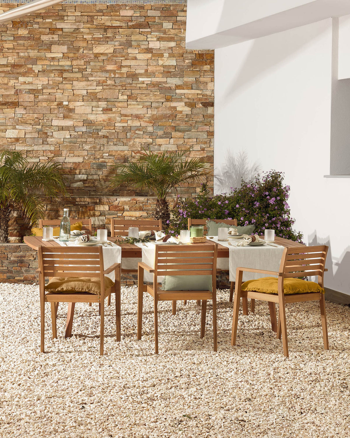 Stapelbarer Outdoor-Stuhl Hanzel aus massivem Akazienholz FSC 100% in Natur präsentiert im Onlineshop von KAQTU Design AG. Gartenstuhl mit Armlehnen ist von Kave Home