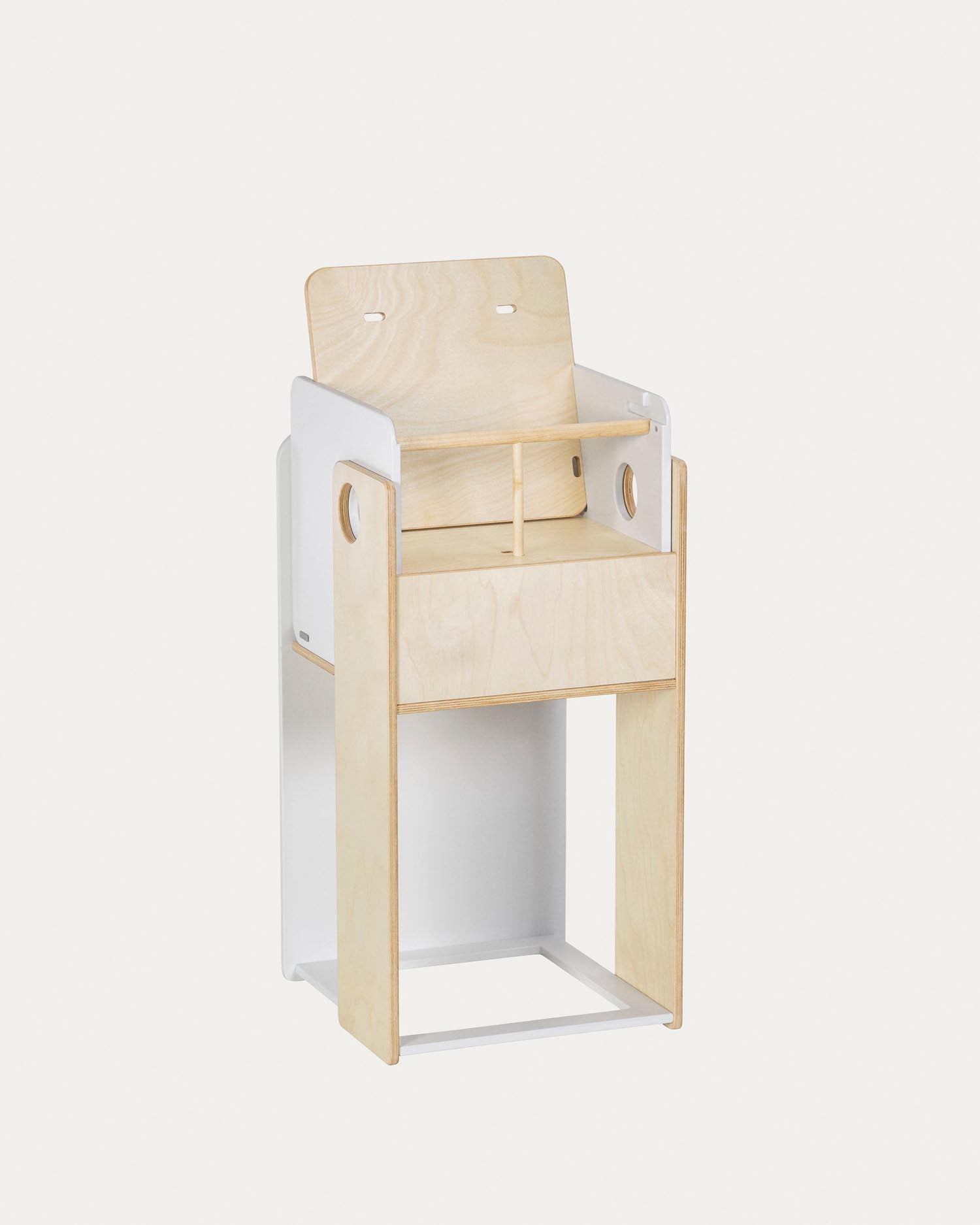 Der Nuun Hochstuhl von Kave Home vereint elegantes Birkenfurnier mit flexibler Anpassung für wachsende Kinder und fördert deren Selbstständigkeit.