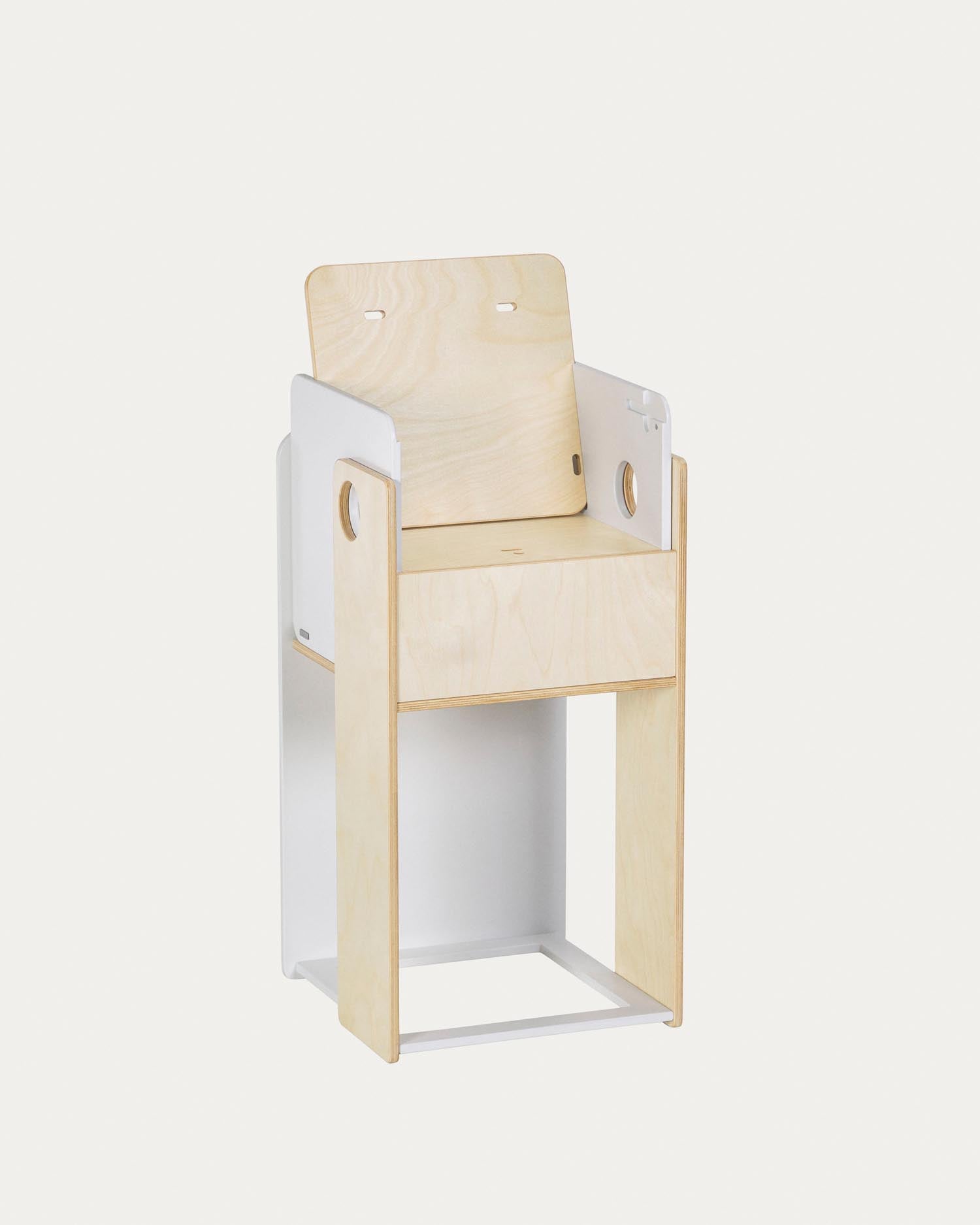 Der Nuun Hochstuhl aus Birkenfurnier von Kave Home bietet modernes Design und Funktionalität für stilvolle Essbereiche.