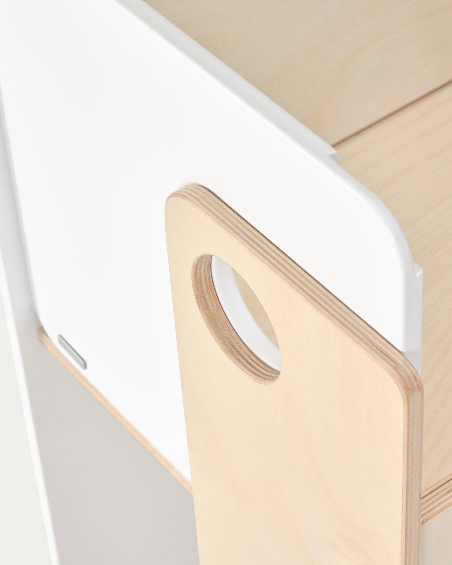 Der Nuun Hochstuhl von Kave Home vereint elegantes Birkenfurnier mit anpassbarem Design, ideal für die Selbstständigkeit deines Kindes.