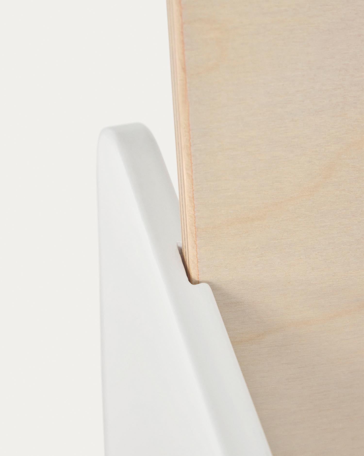 Der Nuun mitwachsende Stuhl aus Birkenfurnier von Kave Home passt sich den Bedürfnissen Ihres Kindes an und vereint Funktionalität mit elegantem Design.