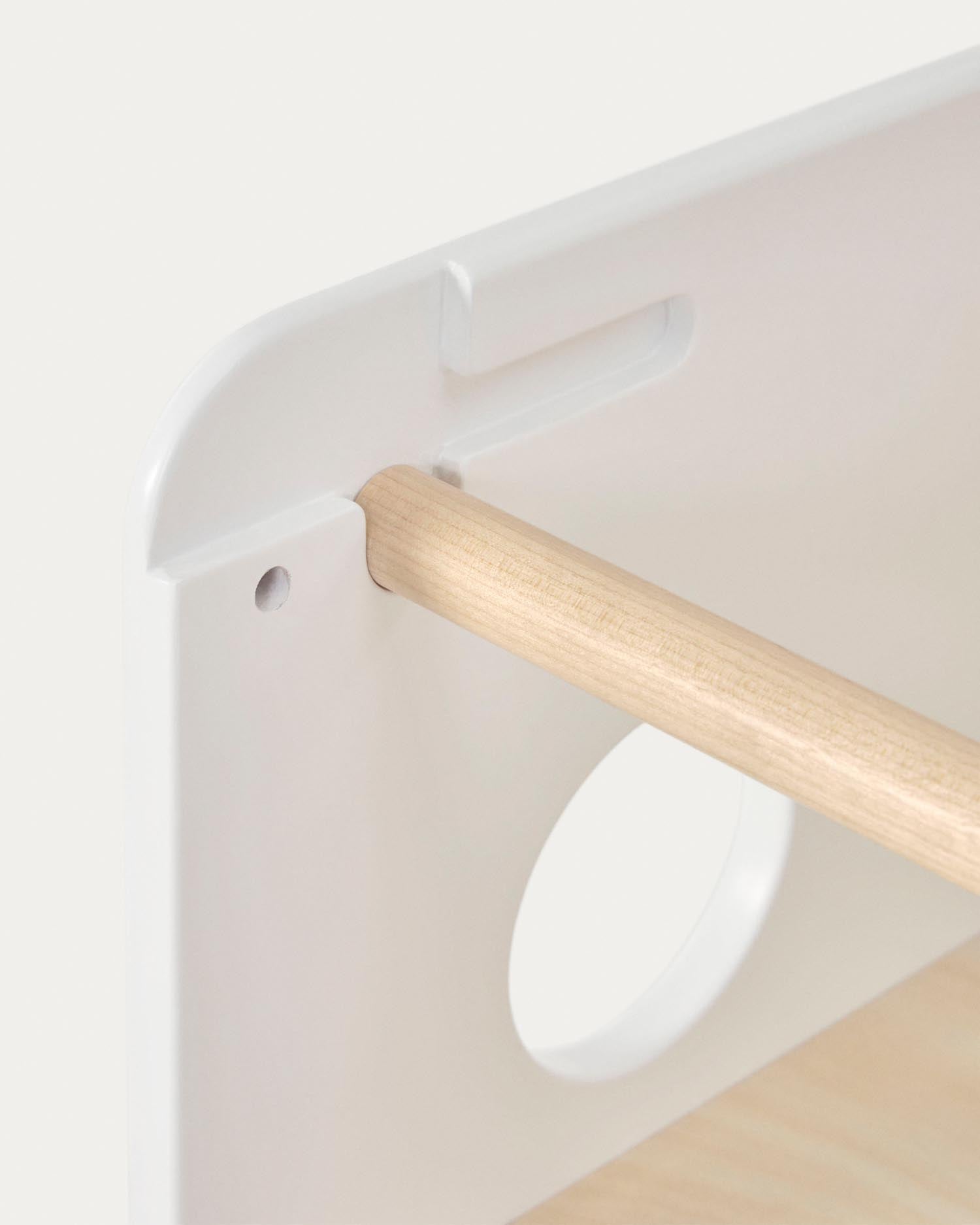 Der Nuun Stuhl aus Birkenfurnier von Kave Home wächst mit Ihrem Kind und bietet Komfort, Sicherheit und stilvolles Design für jede Entwicklungsphase.