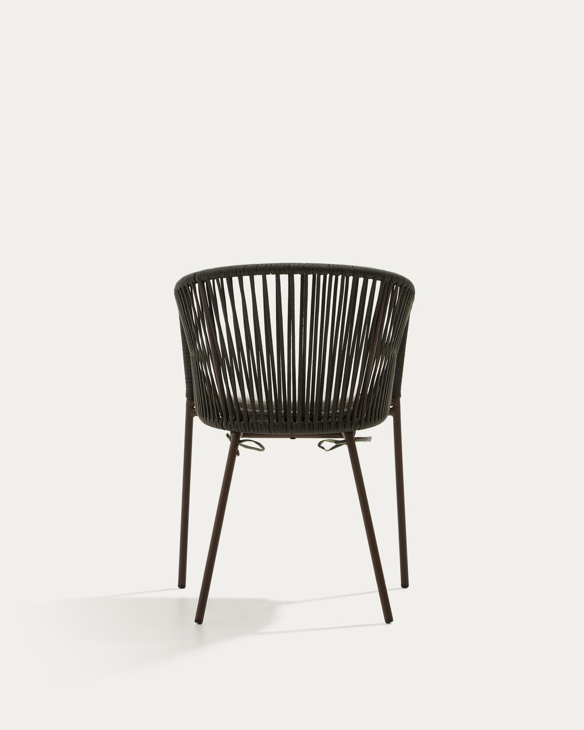 Yanet Stuhl aus Seil in Grün mit Beinen aus verzinktem Stahl in Grün präsentiert im Onlineshop von KAQTU Design AG. Gartenstuhl mit Armlehnen ist von Kave Home