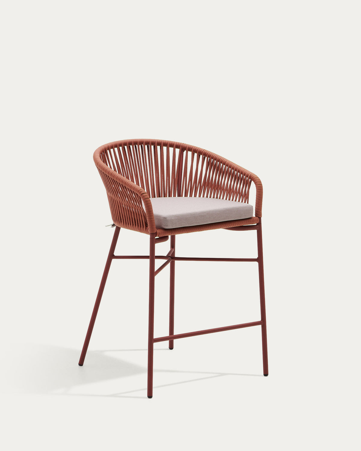 Yanet Hocker aus Seil in Terrakotta und verzinktem Stahl, Höhe 65 cm in Terrakotta präsentiert im Onlineshop von KAQTU Design AG. Outdoor-Barstuhl ist von Kave Home