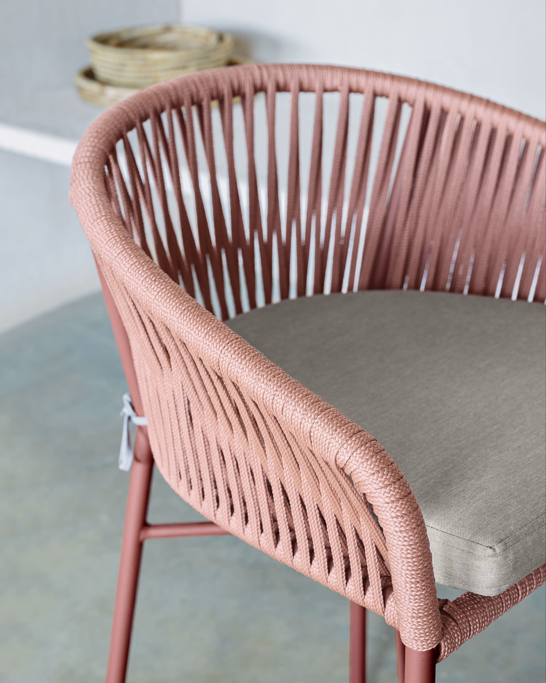 Stapelbarer Hocker Yanet, 65 cm hoch, mit Terrakotta-Seil, vereint modernes Design und Funktionalität für Ihr Zuhause.