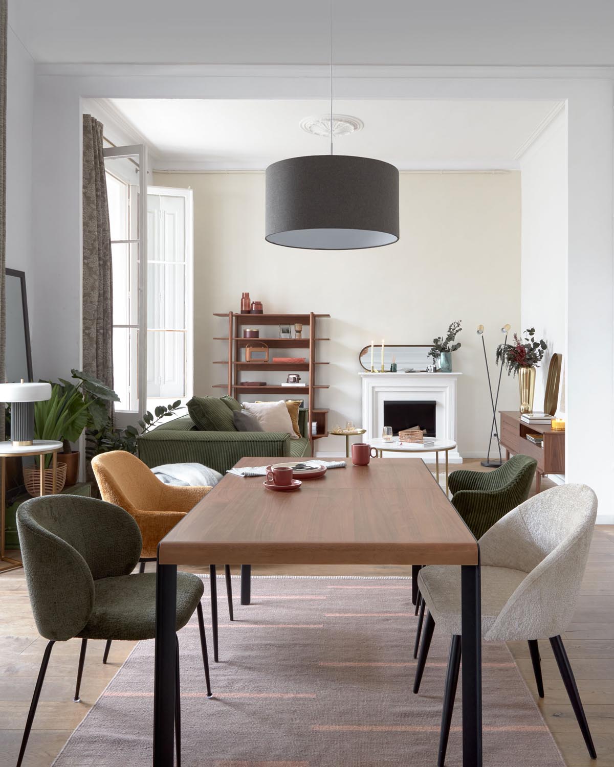 Stuhl Mael: Beiger Chenille, schwarze Stahlbeine, stilvoll von Kave Home.