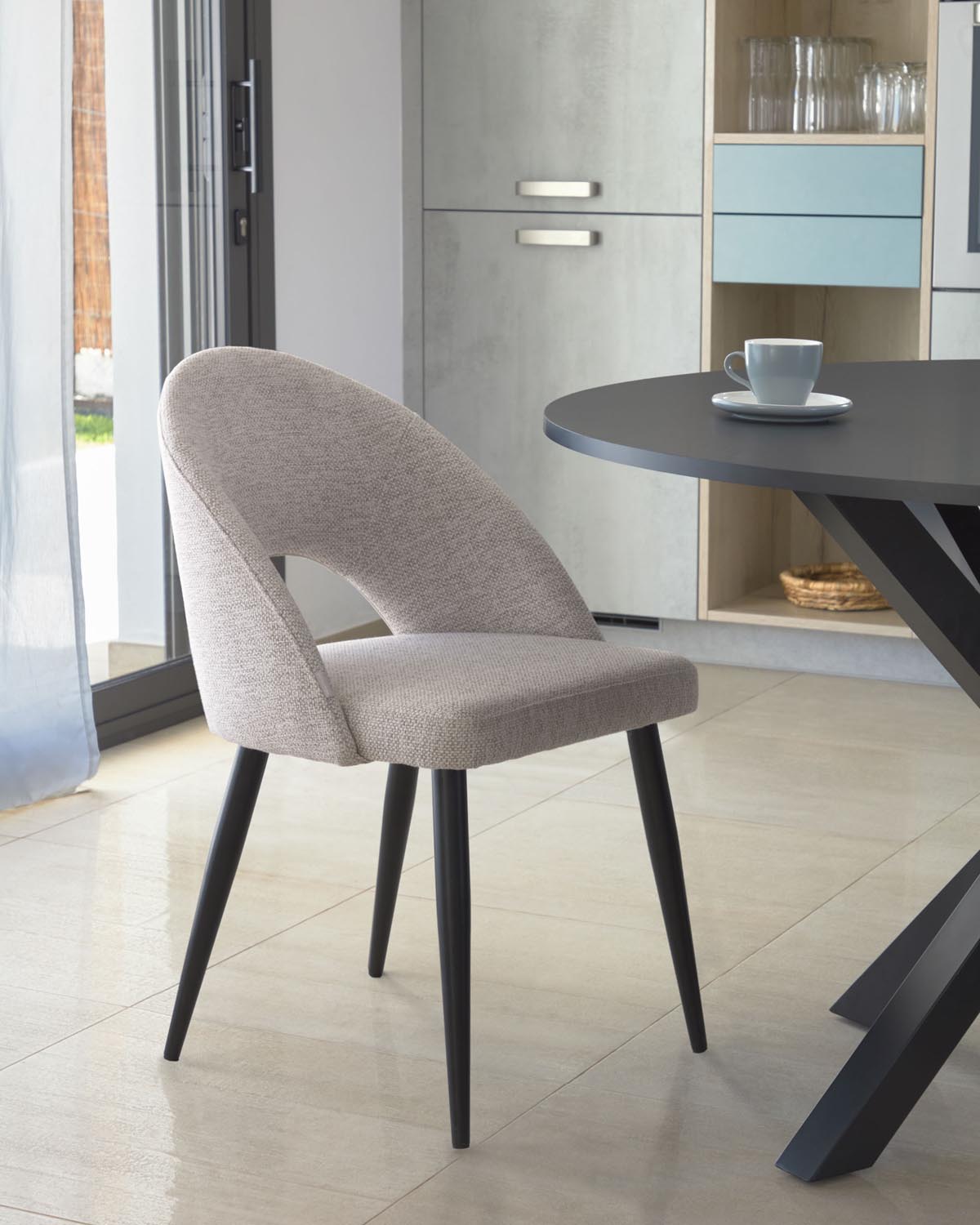 Eleganter Stuhl Mael in Beige mit stilvollen schwarzen Stahlbeinen.