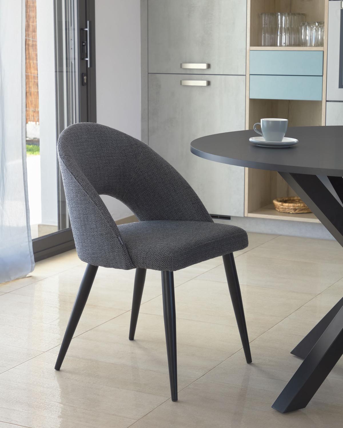 Eleganter Mael Stuhl: Dunkelgrau, Stahlbeine mit schwarzem Finish.