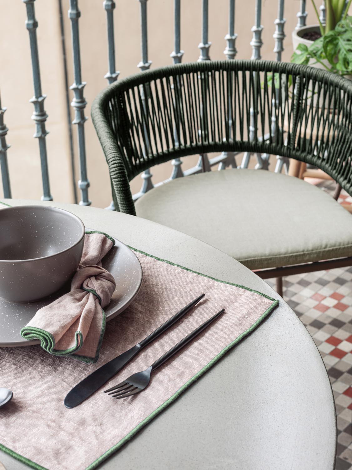 Robuster Itai Zementtisch Ø 90 cm für stilvolle Aussenbereiche.