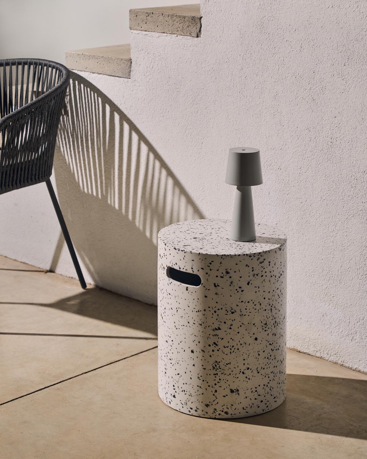 Elegante Terrazzo-Fussablage Jenell Ø 35 cm von Kave Home.