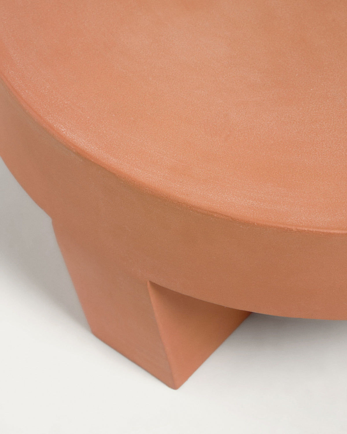 Vilena runder Outdoor Couchtisch aus Terrakotta Ø 60 cm in Natur präsentiert im Onlineshop von KAQTU Design AG. Loungetisch ist von Kave Home