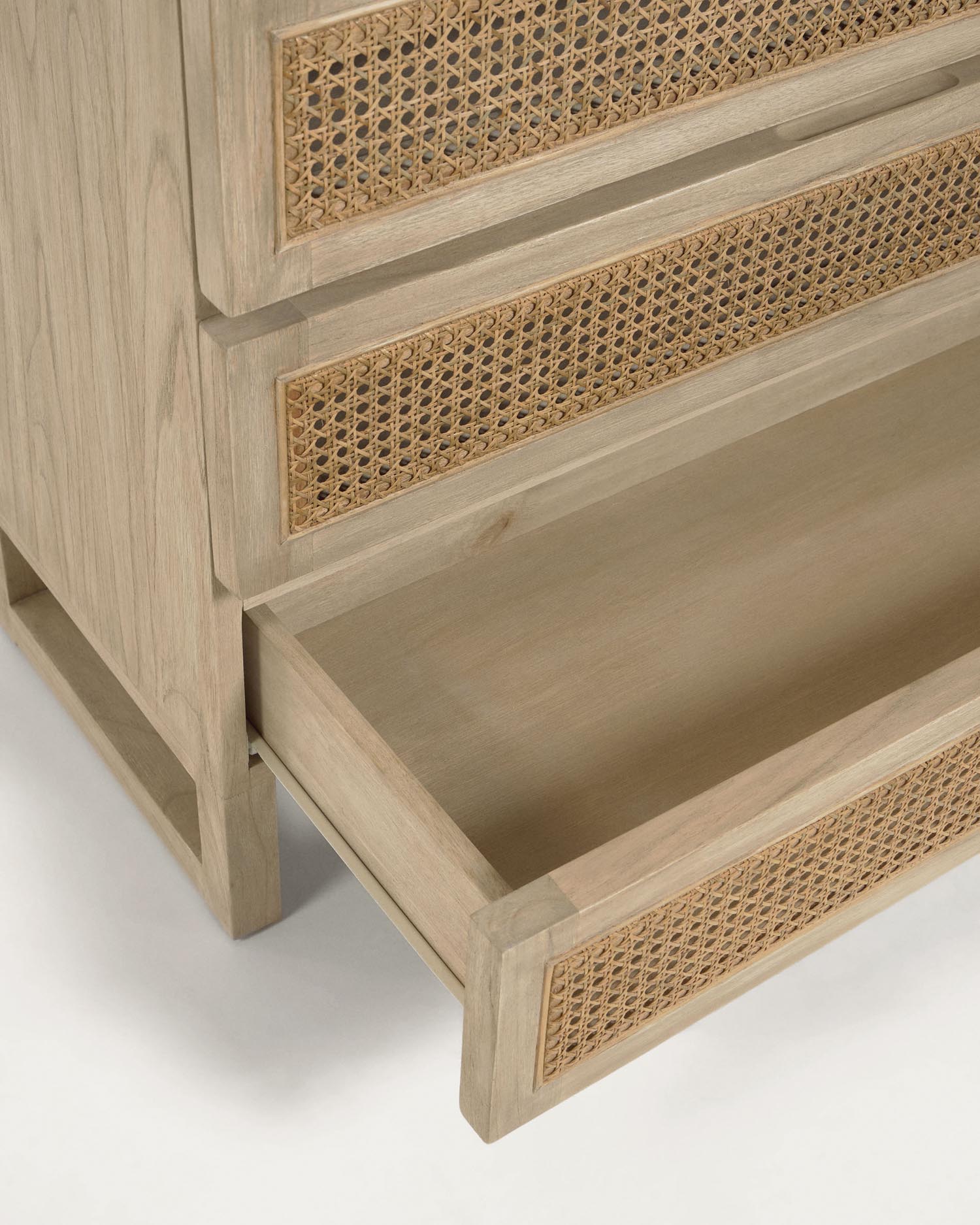 Die Rexit Kommode von Kave Home vereint elegantes Design mit Funktionalität. Aus massivem Mindi-Holz, Rattan und Zement gefertigt, bietet sie großzügigen Stauraum.