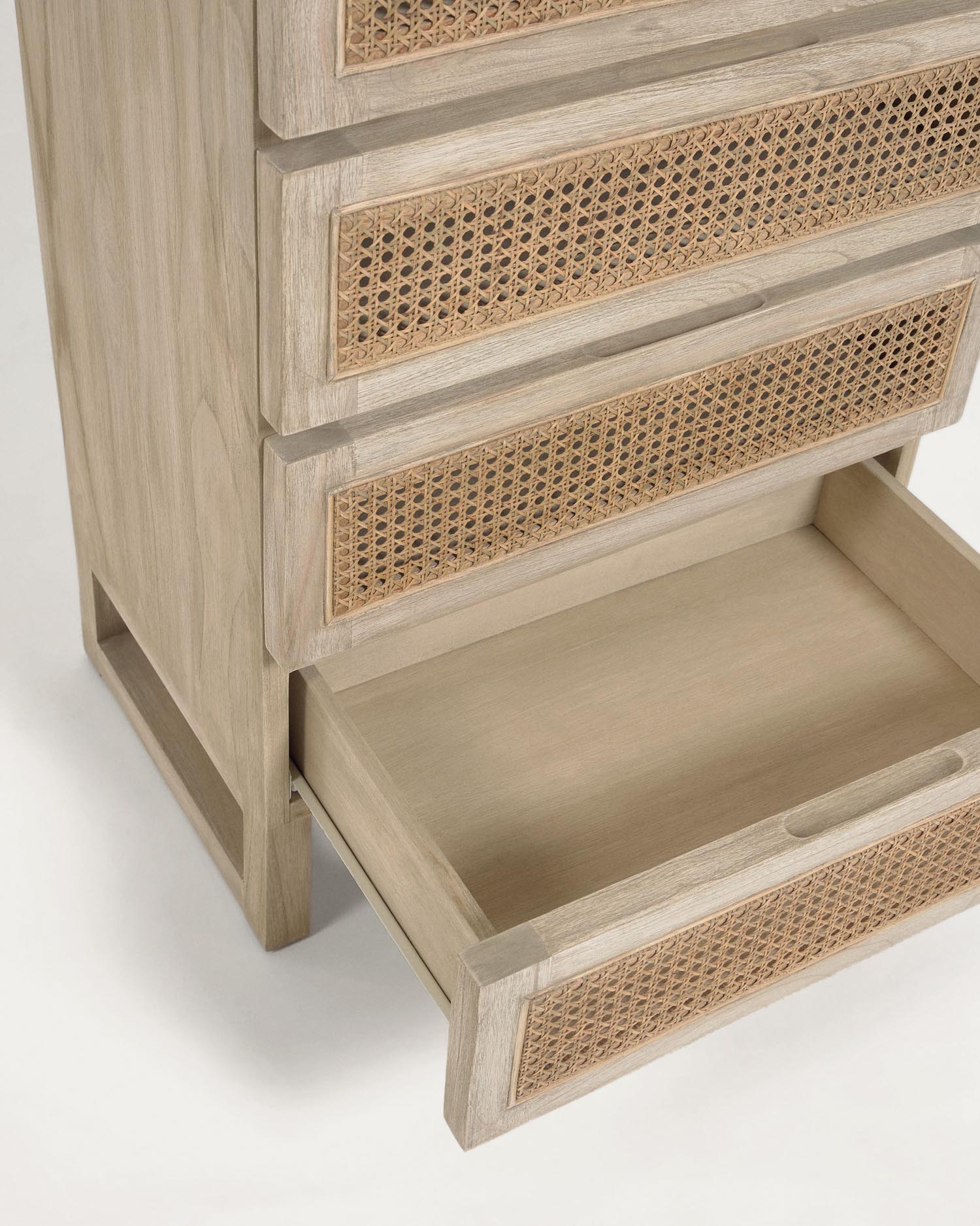 Die Rexit Kommode von Kave Home vereint elegantes Design mit robustem Mindi-Holz und Rattan, bietet 5 geräumige Schubladen für stilvollen Stauraum.
