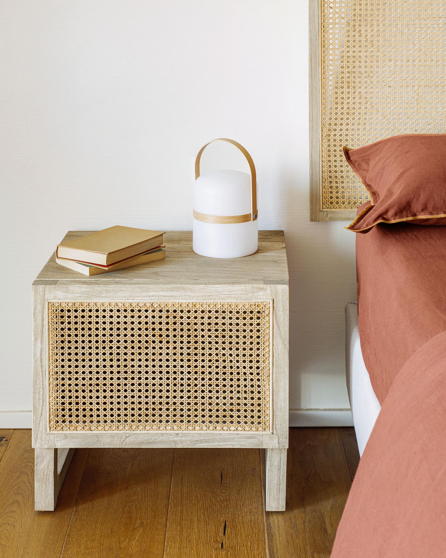 Der Rexit Nachttisch von Kave Home kombiniert hochwertiges Mindi-Holz mit handgewebtem Rattan und bietet stilvolle Funktionalität für Ihr Schlafzimmer.