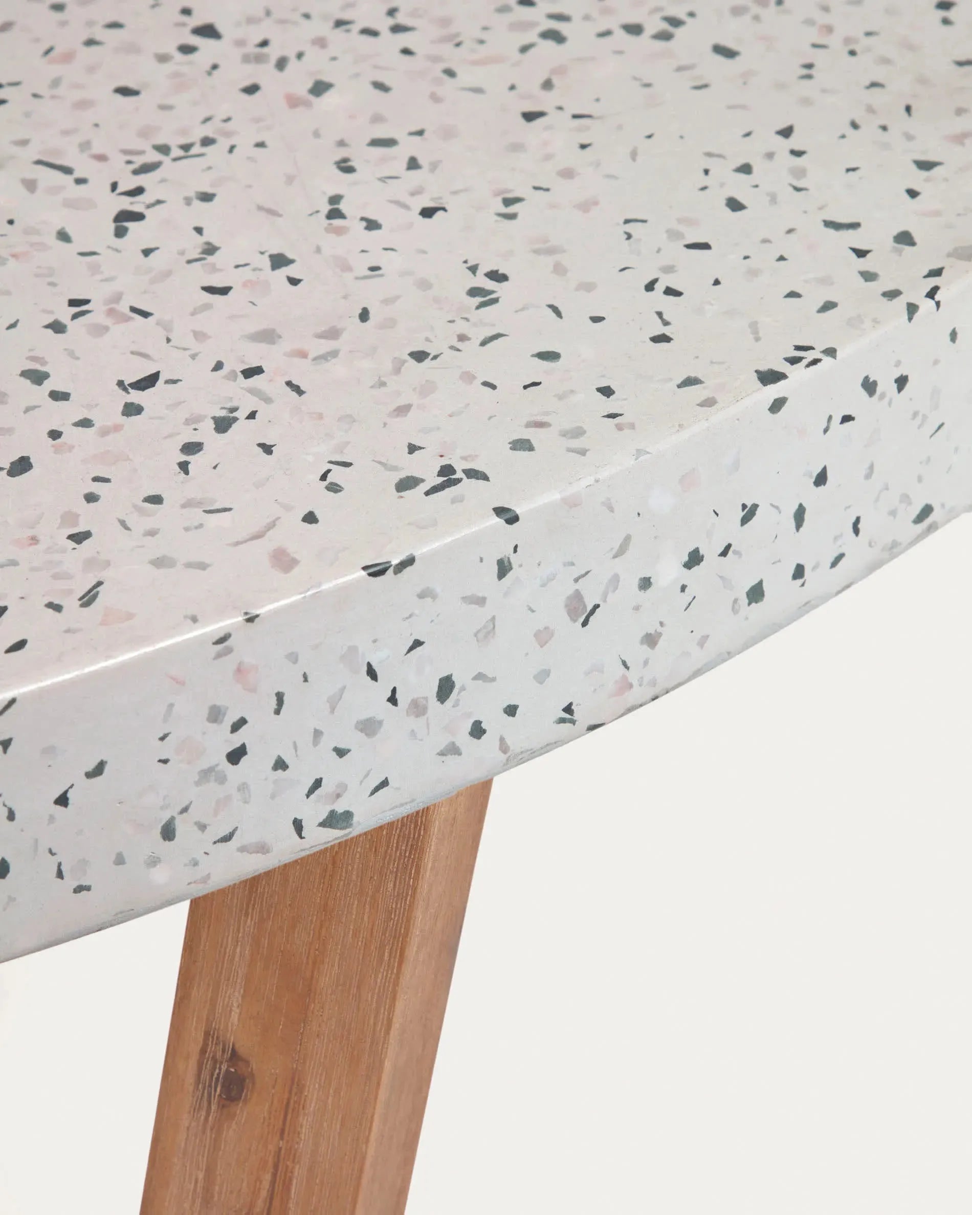 Eleganter runder Tisch mit weißer Terrazzo-Oberfläche und Akazienholzgestell, Ø 120 cm, perfekt für moderne Wohnräume, von Kave Home.