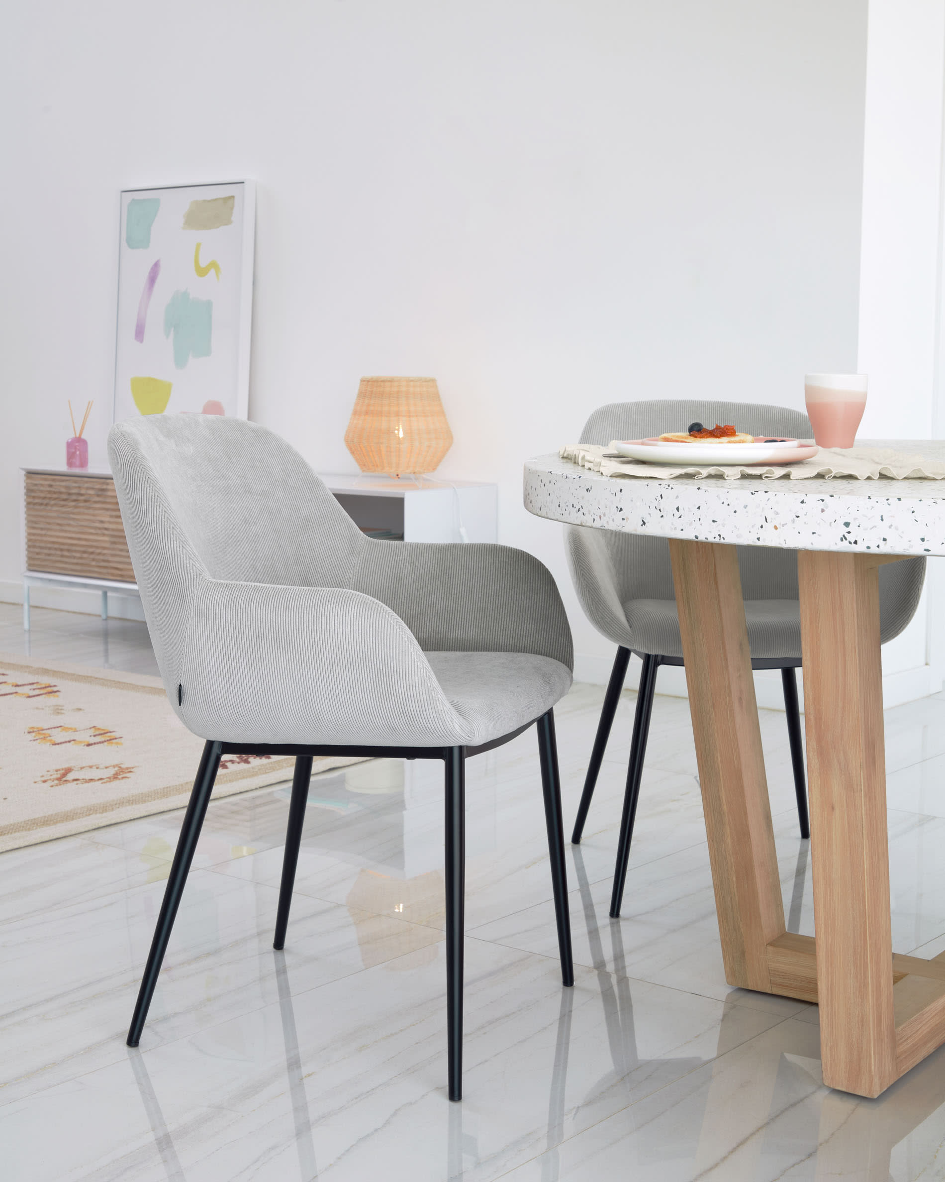 Eleganter runder Tisch mit weißer Terrazzo-Oberfläche und Akazienholzgestell, Ø 120 cm, perfekt für moderne Wohnräume, von Kave Home.