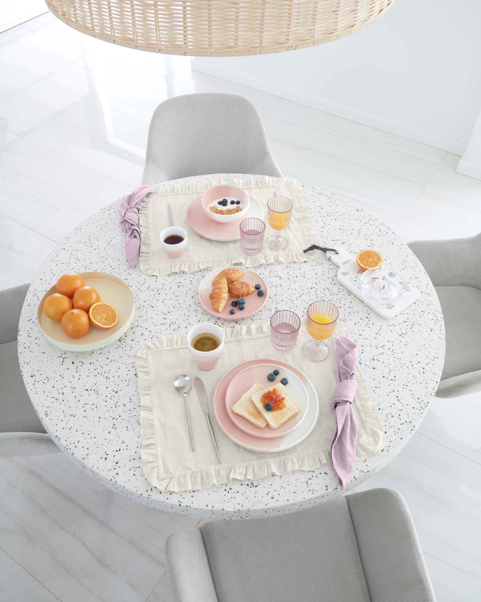 Moderner runder Tisch aus weißem Terrazzo und Akazienholz, Ø 120 cm, ideal für stilvolle Wohnräume, von Kave Home.