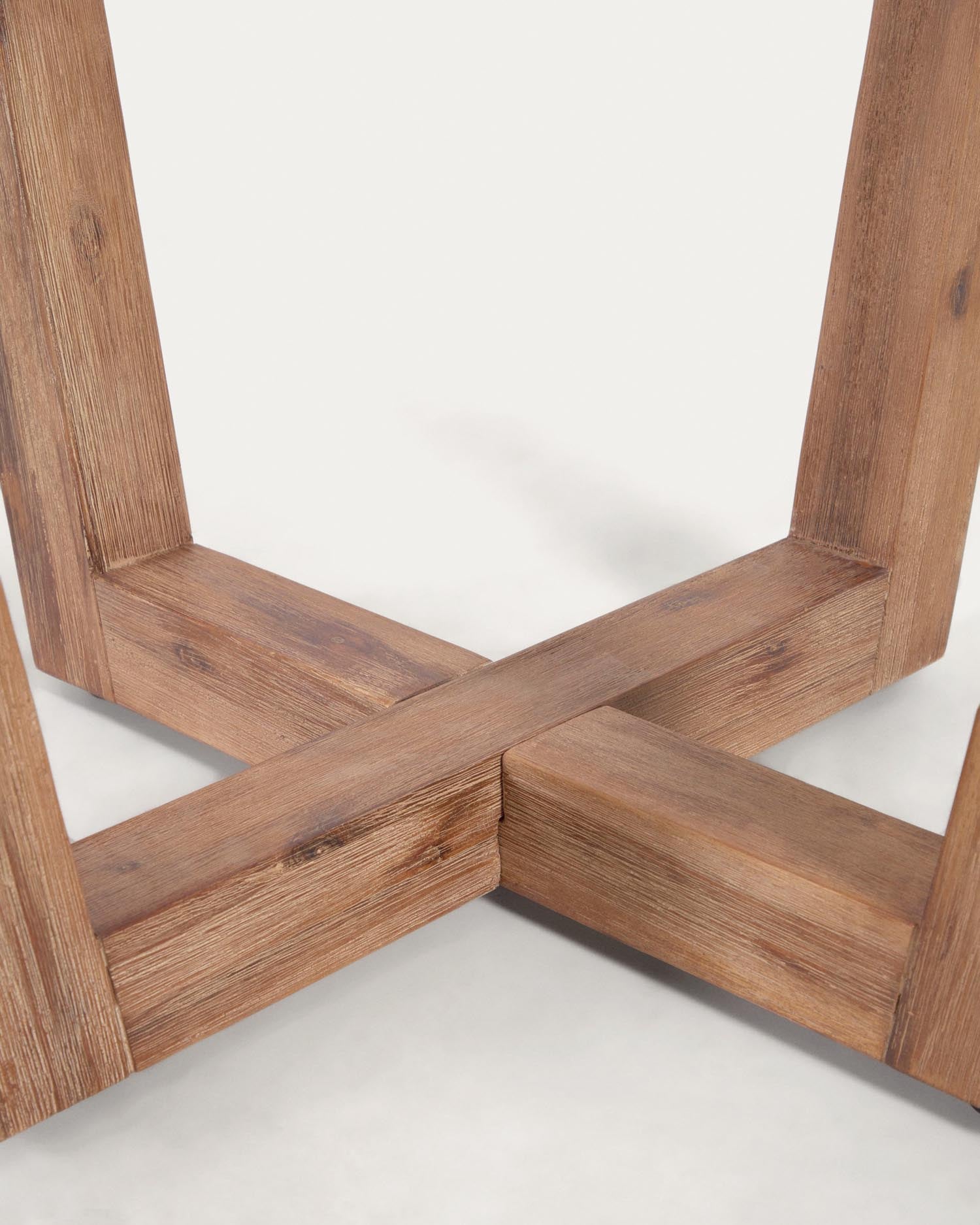 Der Shanelle runde Tisch von Kave Home kombiniert stilvollen schwarzen Terrazzo mit robustem Akazienholz. Perfekt für entspannte Momente im Freien.