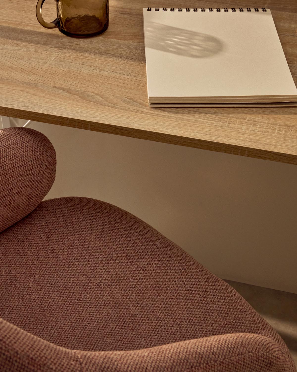 Eleganter Einara Stuhl in Rosa mit matten, weissen Stahlbeinen.